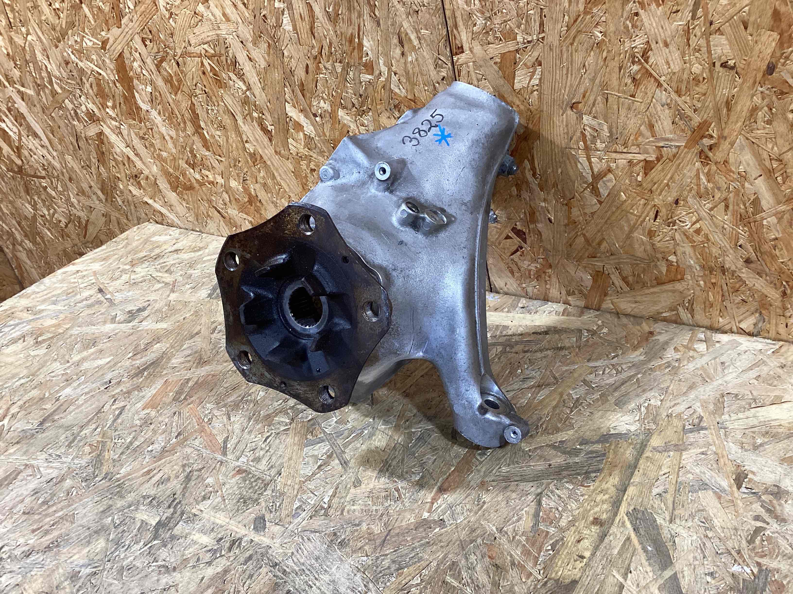 Кулак поворотний правий Porsche 911 240826-104