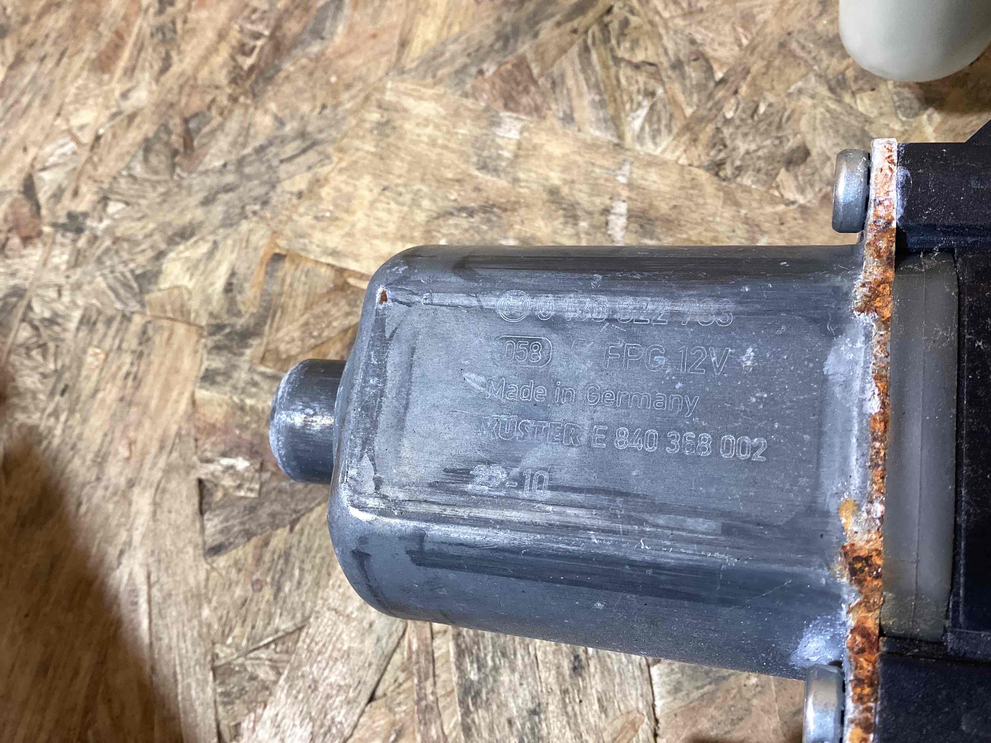 Склопідйомник передній правий Maserati Levante 240926-108