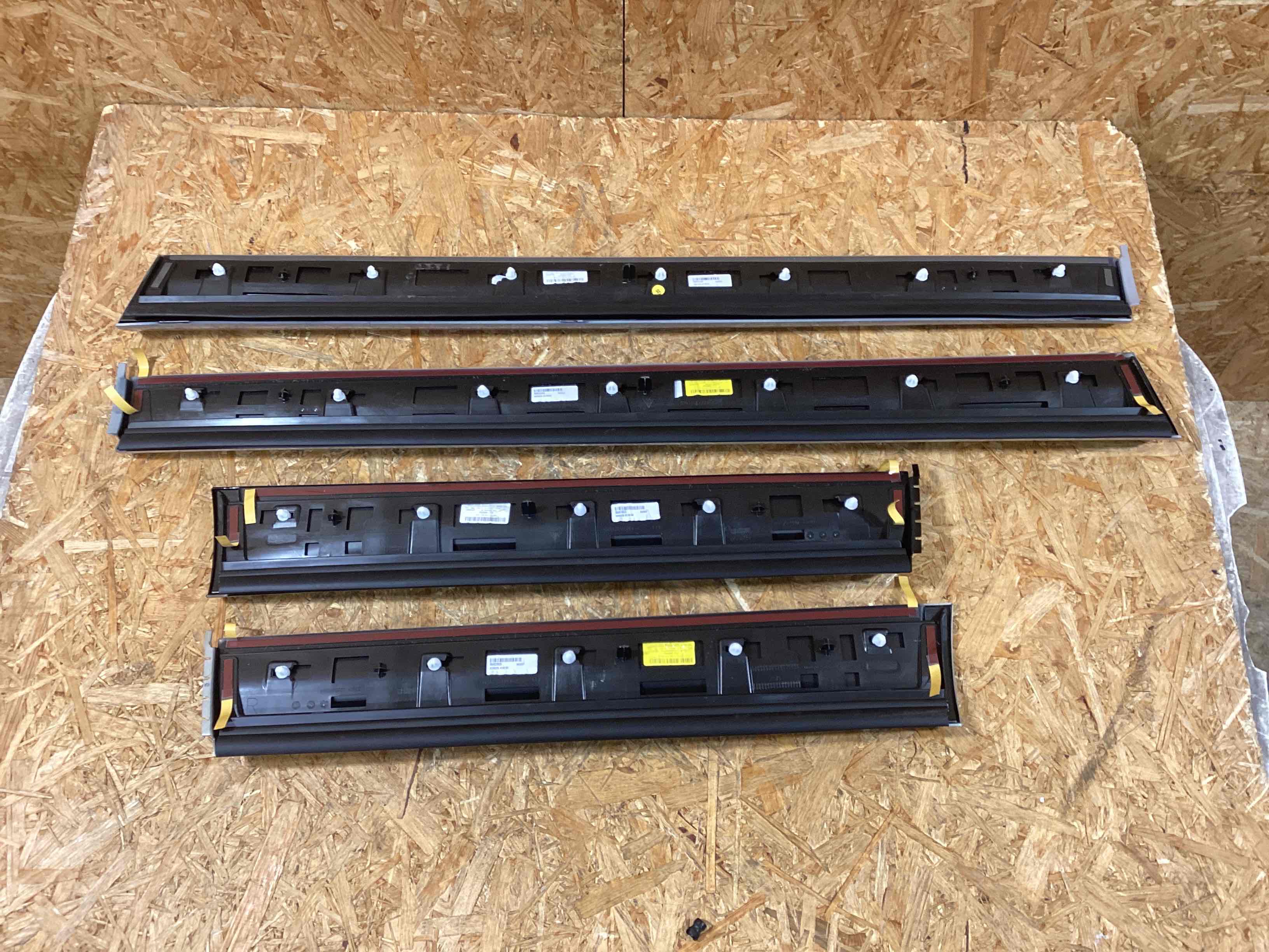 Молдинг двери задней левой Porsche Cayenne 241125-103