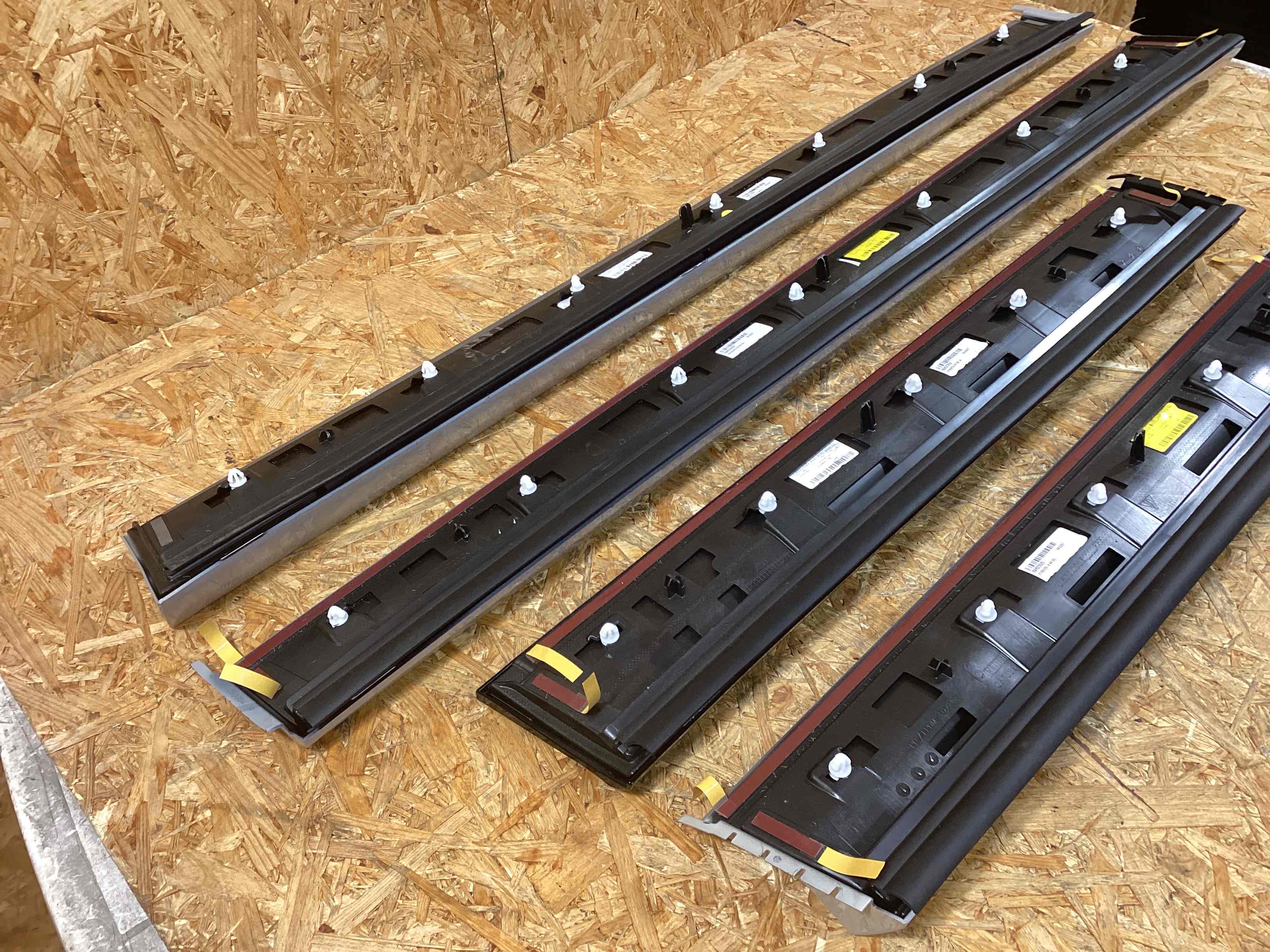 Молдинг двери передней левой Porsche Cayenne 241125-104