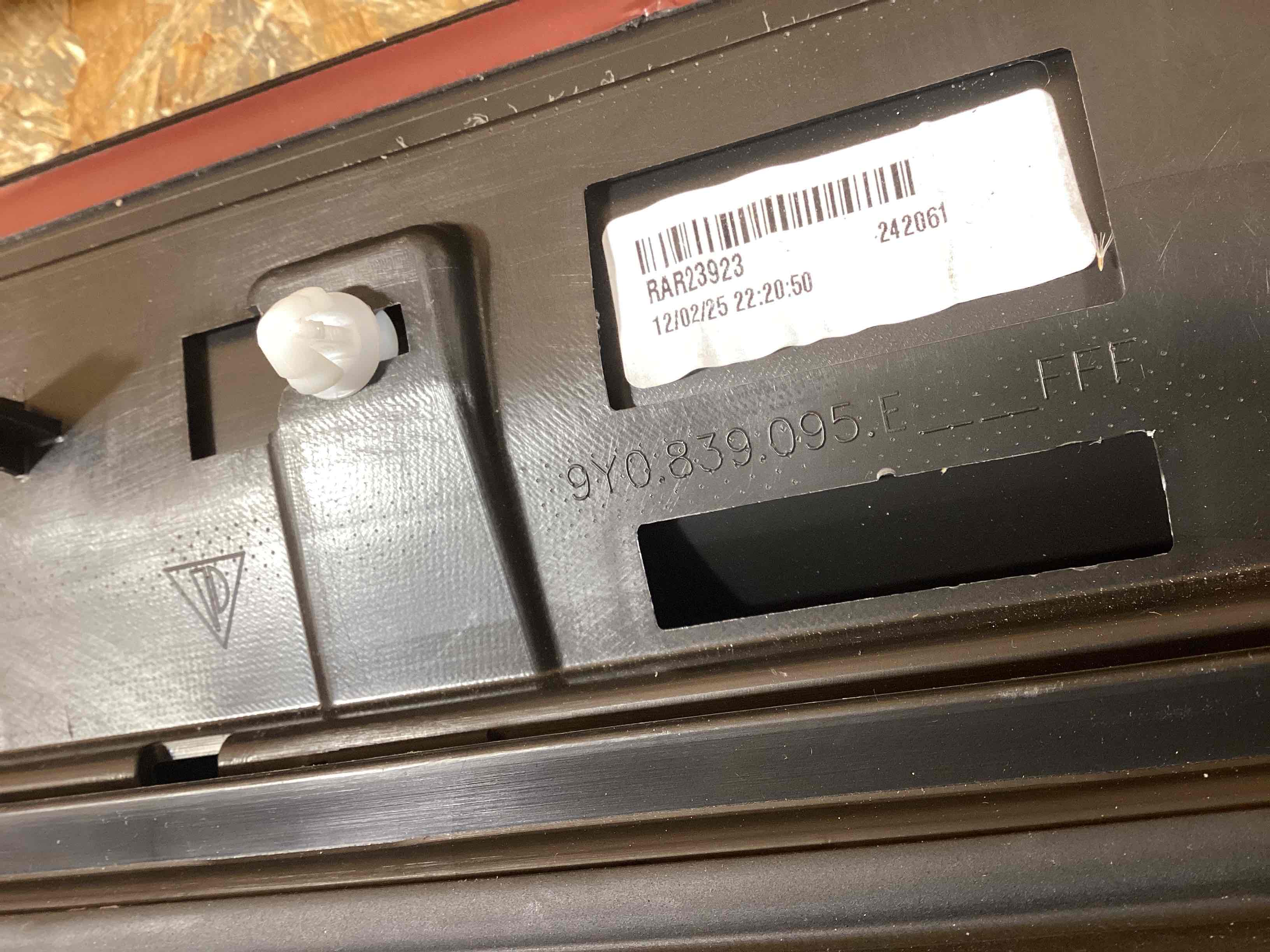 Молдинг двери задней правой Porsche Cayenne 241125-105