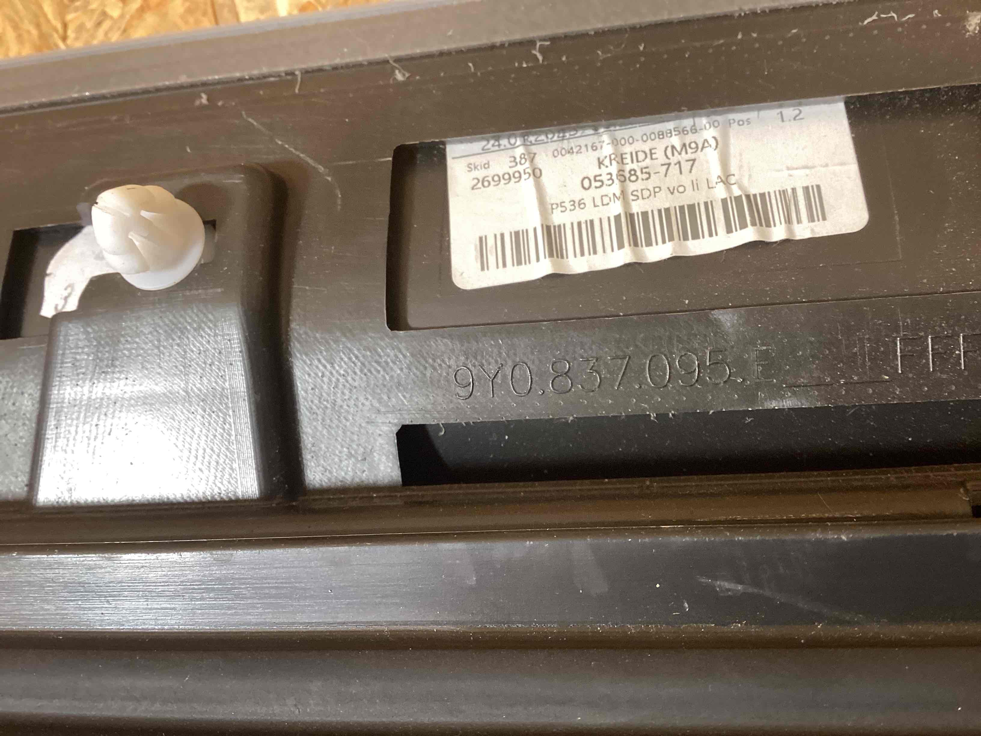 Молдинг двери задней правой Porsche Cayenne 241125-105