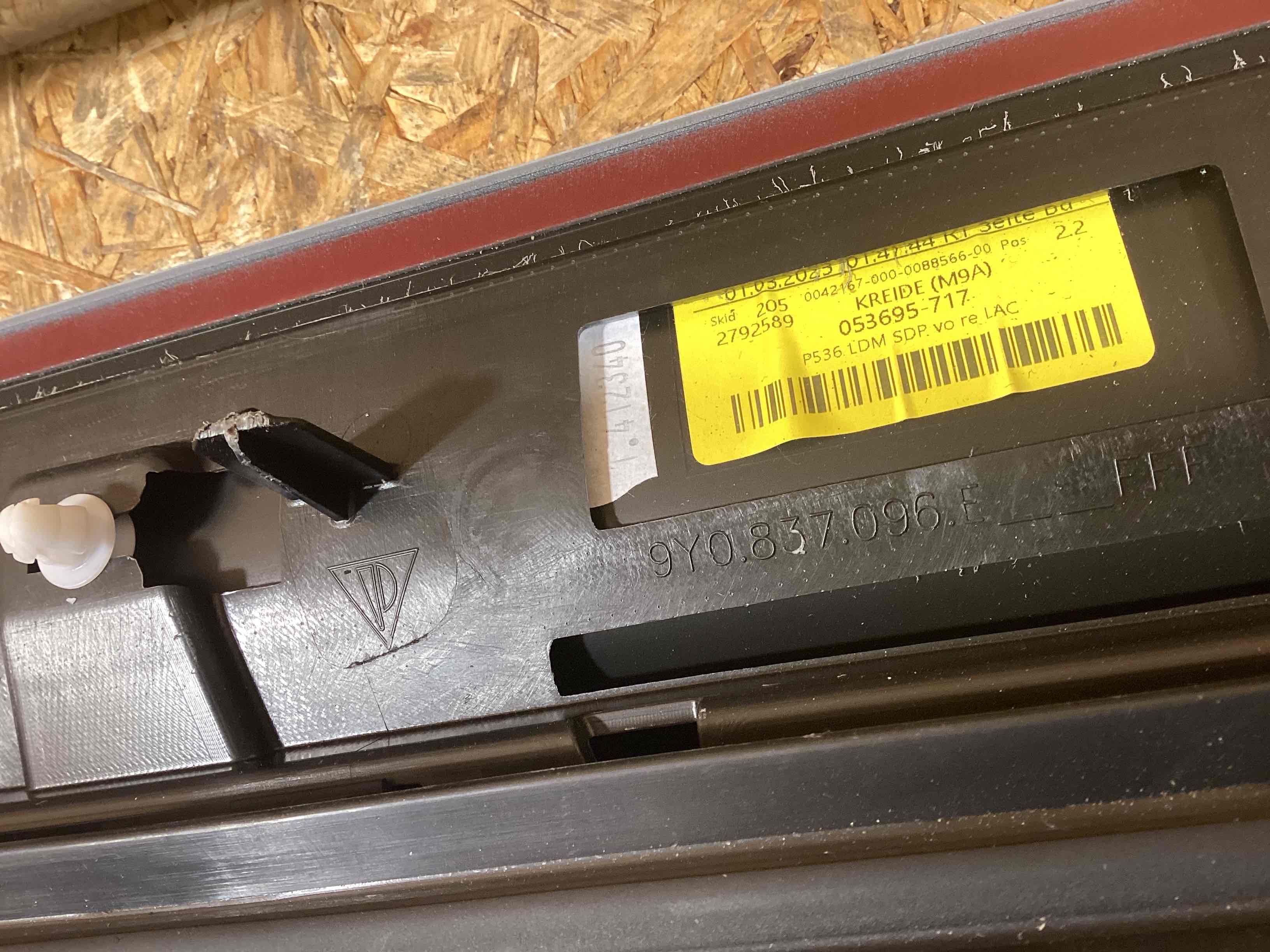 Молдинг двери задней правой Porsche Cayenne 241125-105