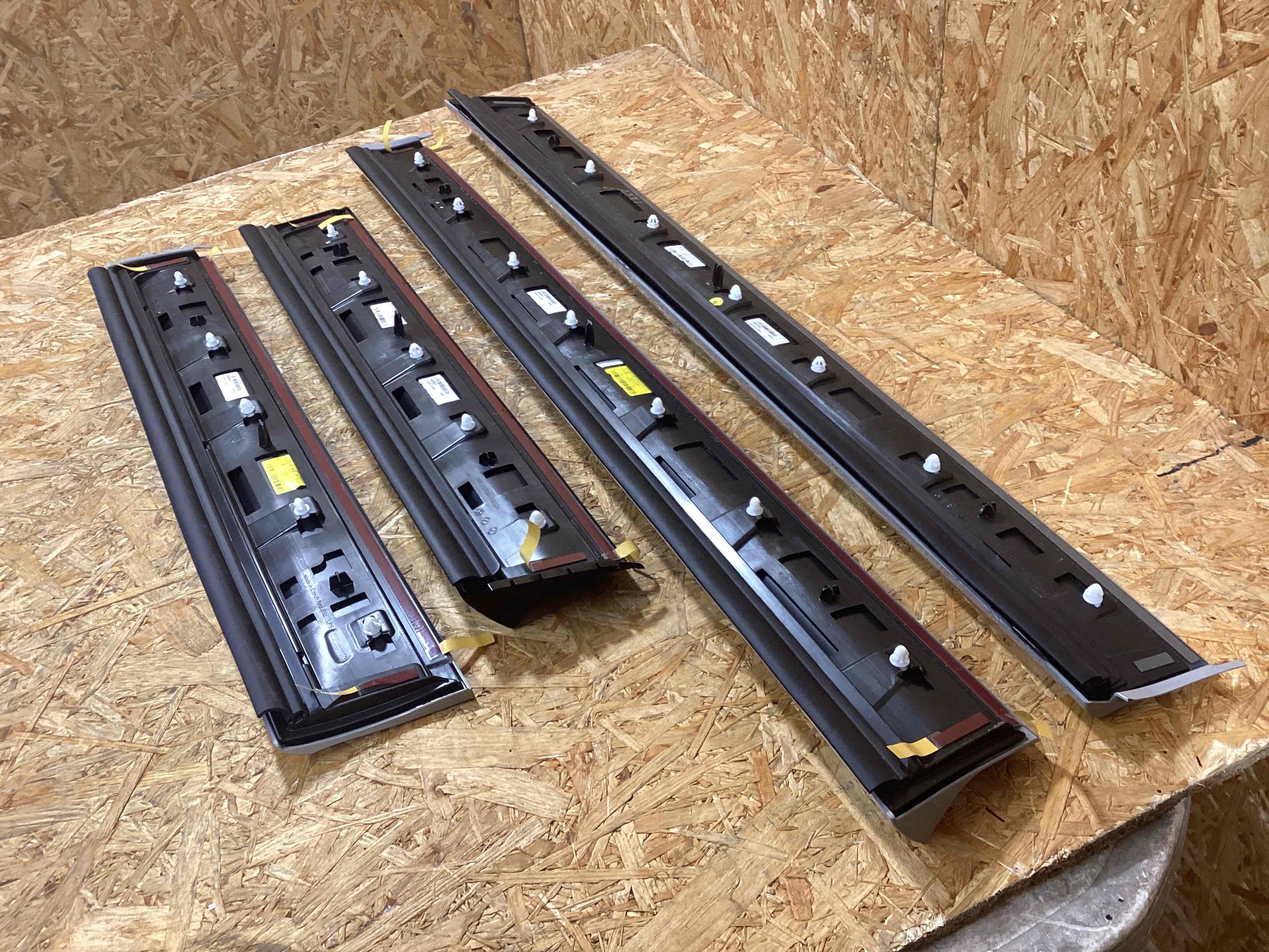 Молдинг двери передней правой Porsche Cayenne 241125-106