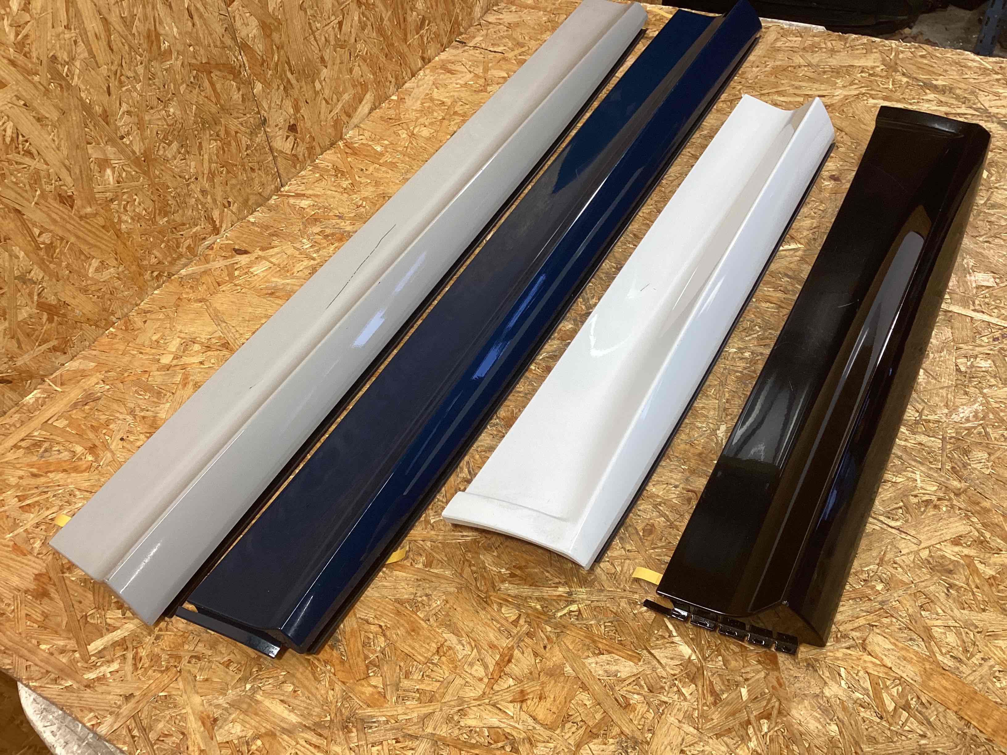 Молдинг двери передней левой Porsche Cayenne 241125-107