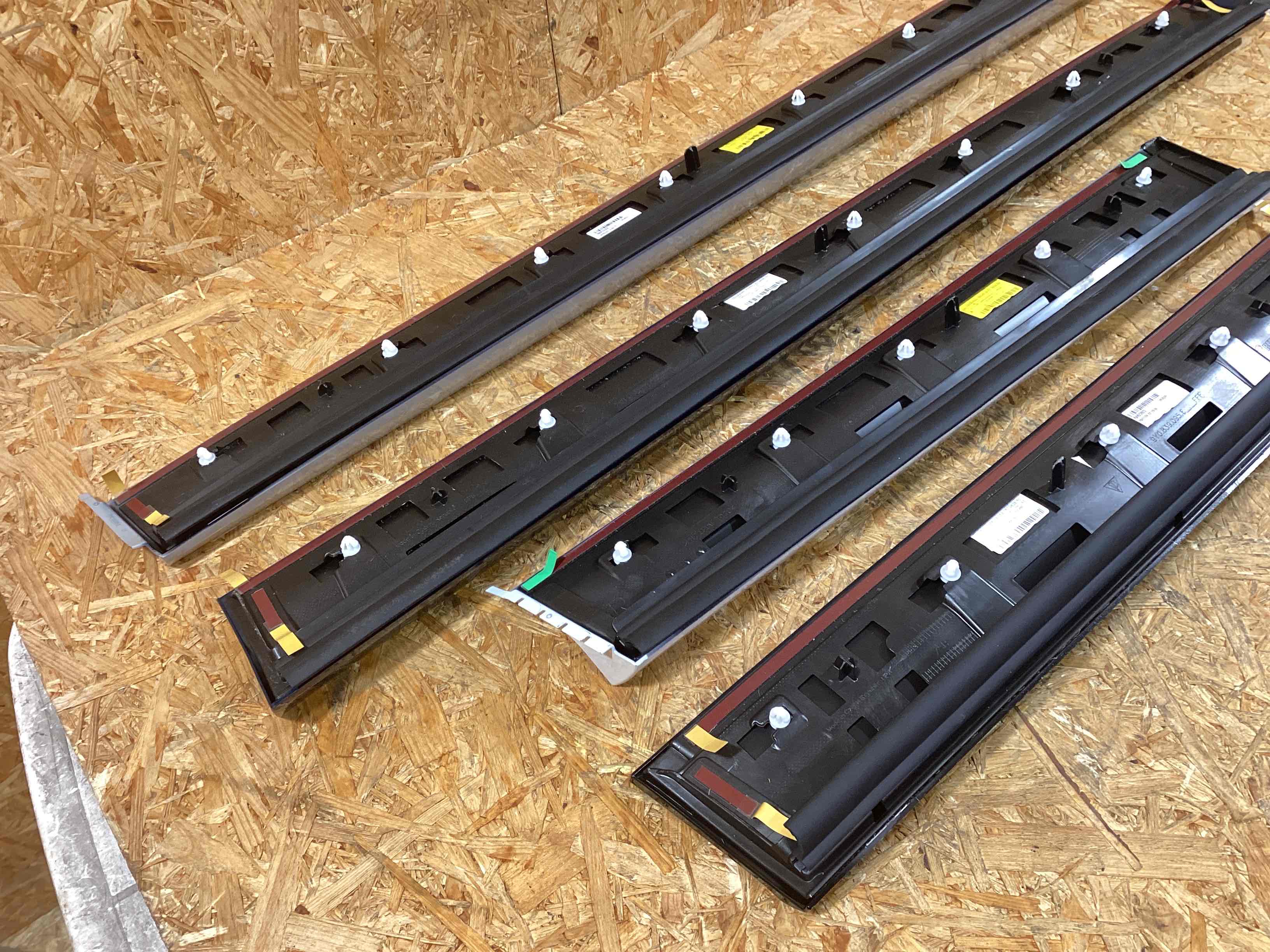 Молдинг двери передней левой Porsche Cayenne 241125-107