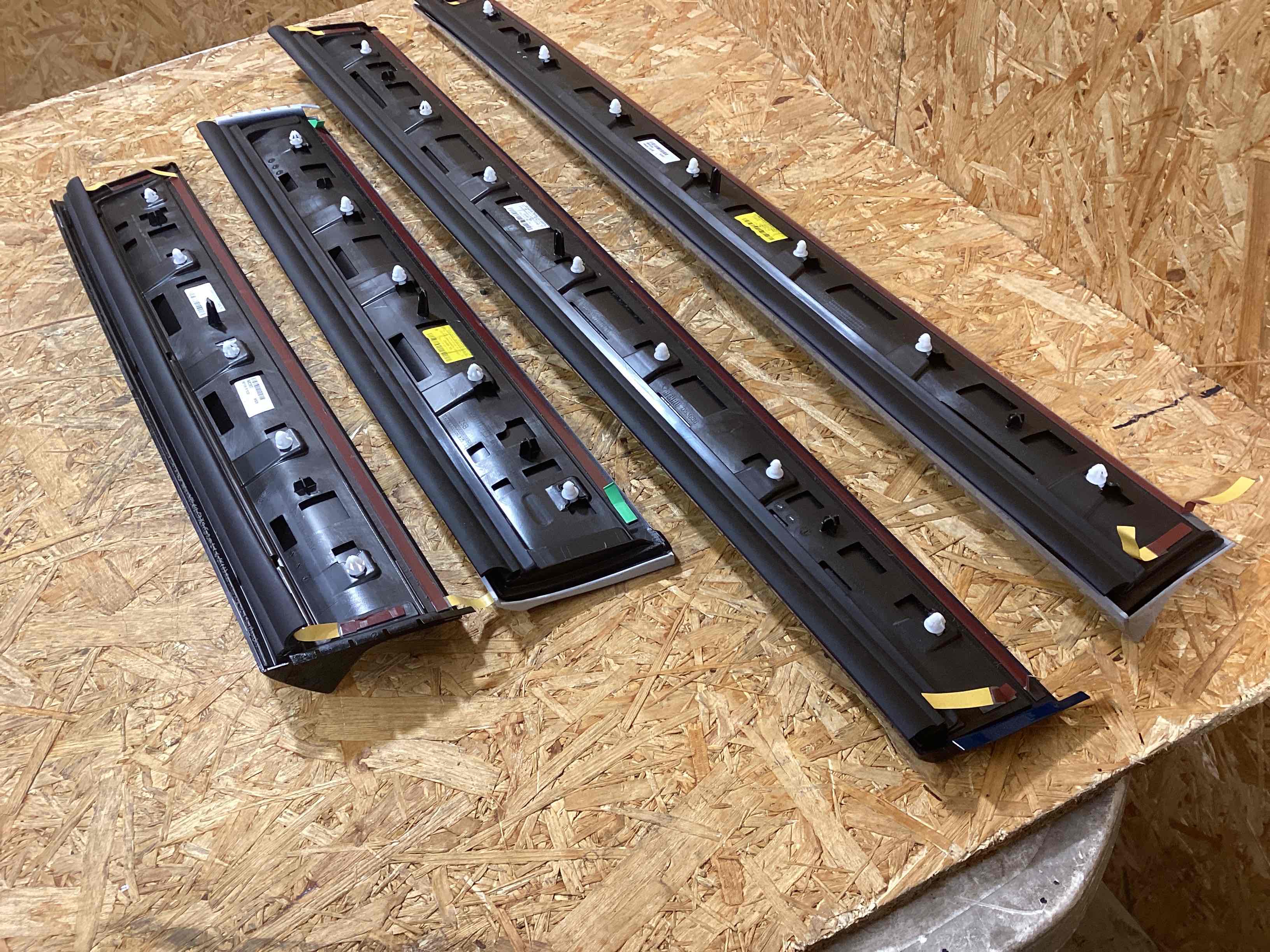 Молдинг двери передней левой Porsche Cayenne 241125-107