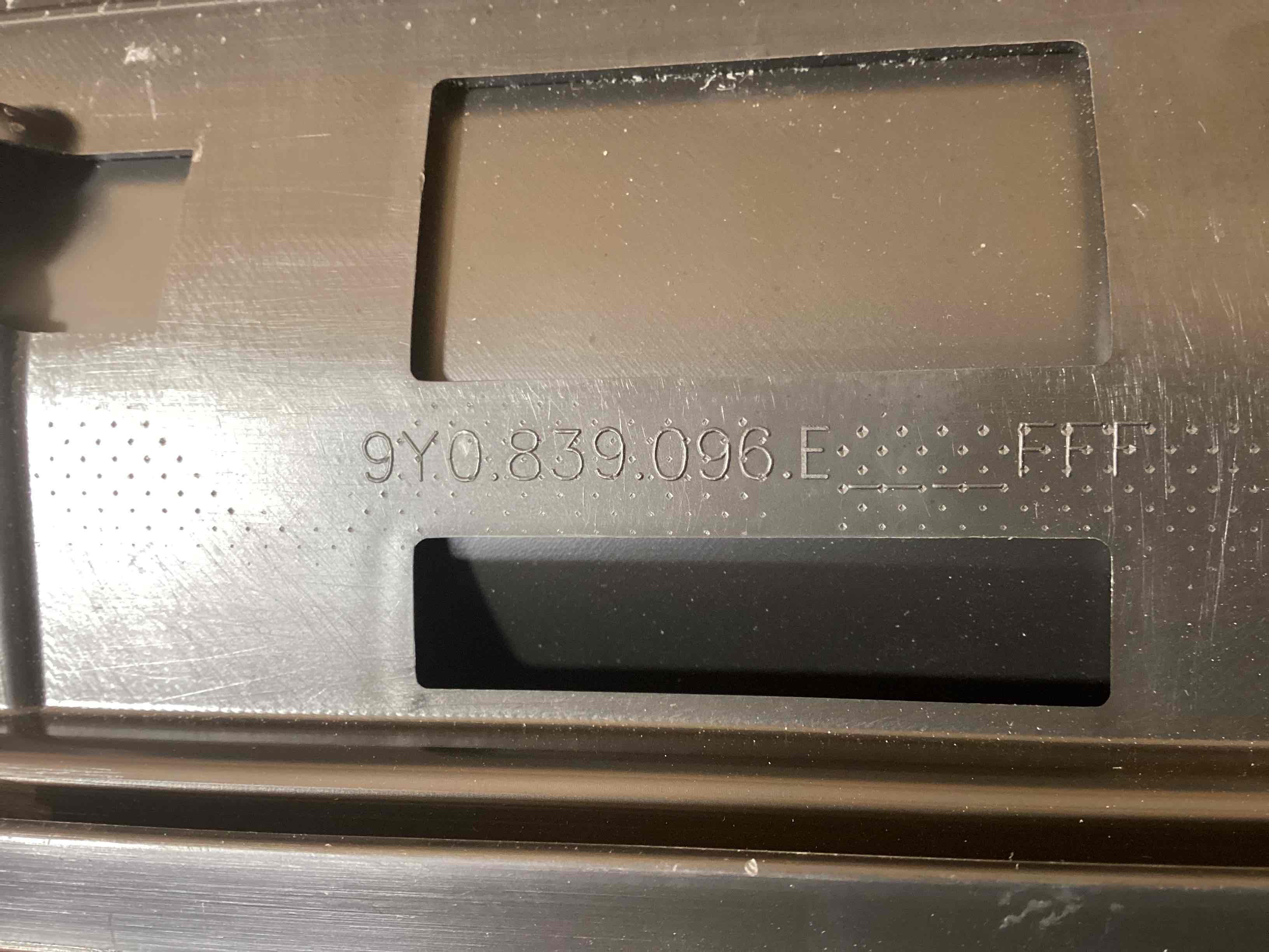 Молдинг двери передней левой Porsche Cayenne 241125-107