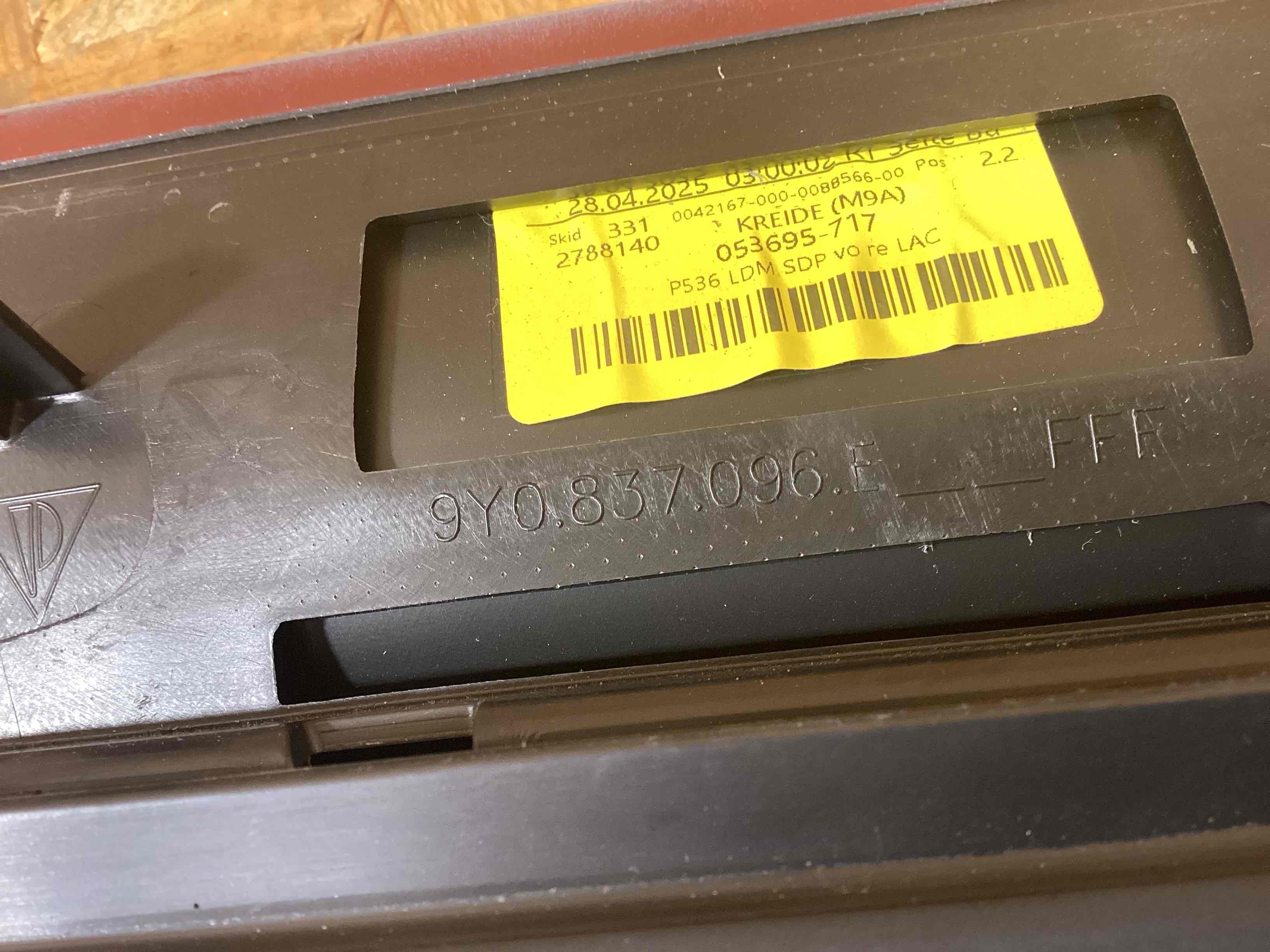 Молдинг двери передней левой Porsche Cayenne 241125-107