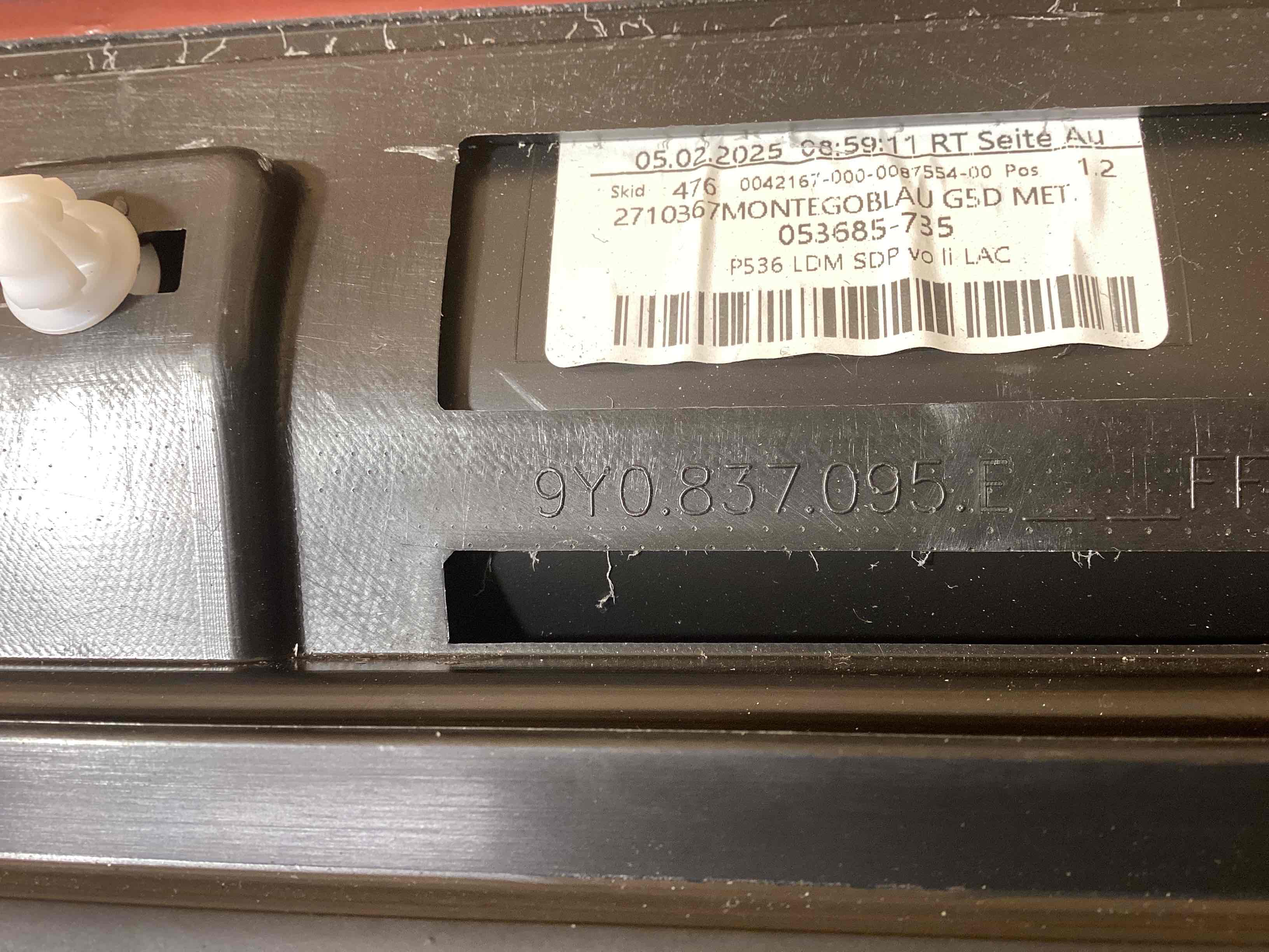 Молдинг двери передней правой Porsche Cayenne 241125-108