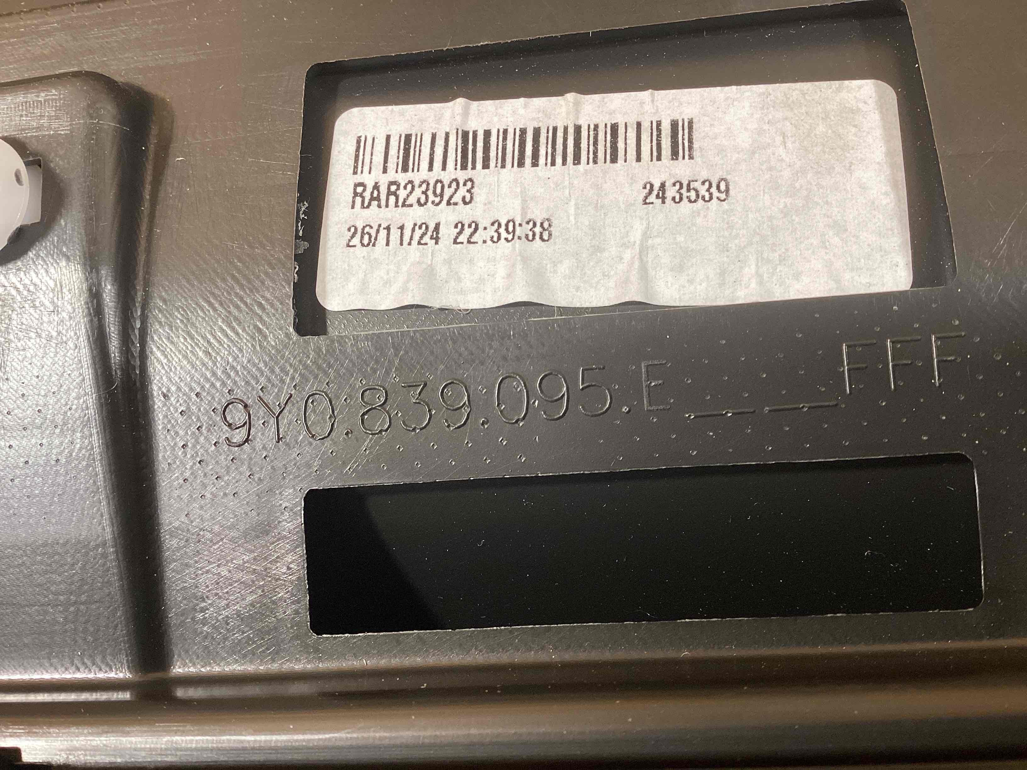 Молдинг двери задней правой Porsche Cayenne 241125-109