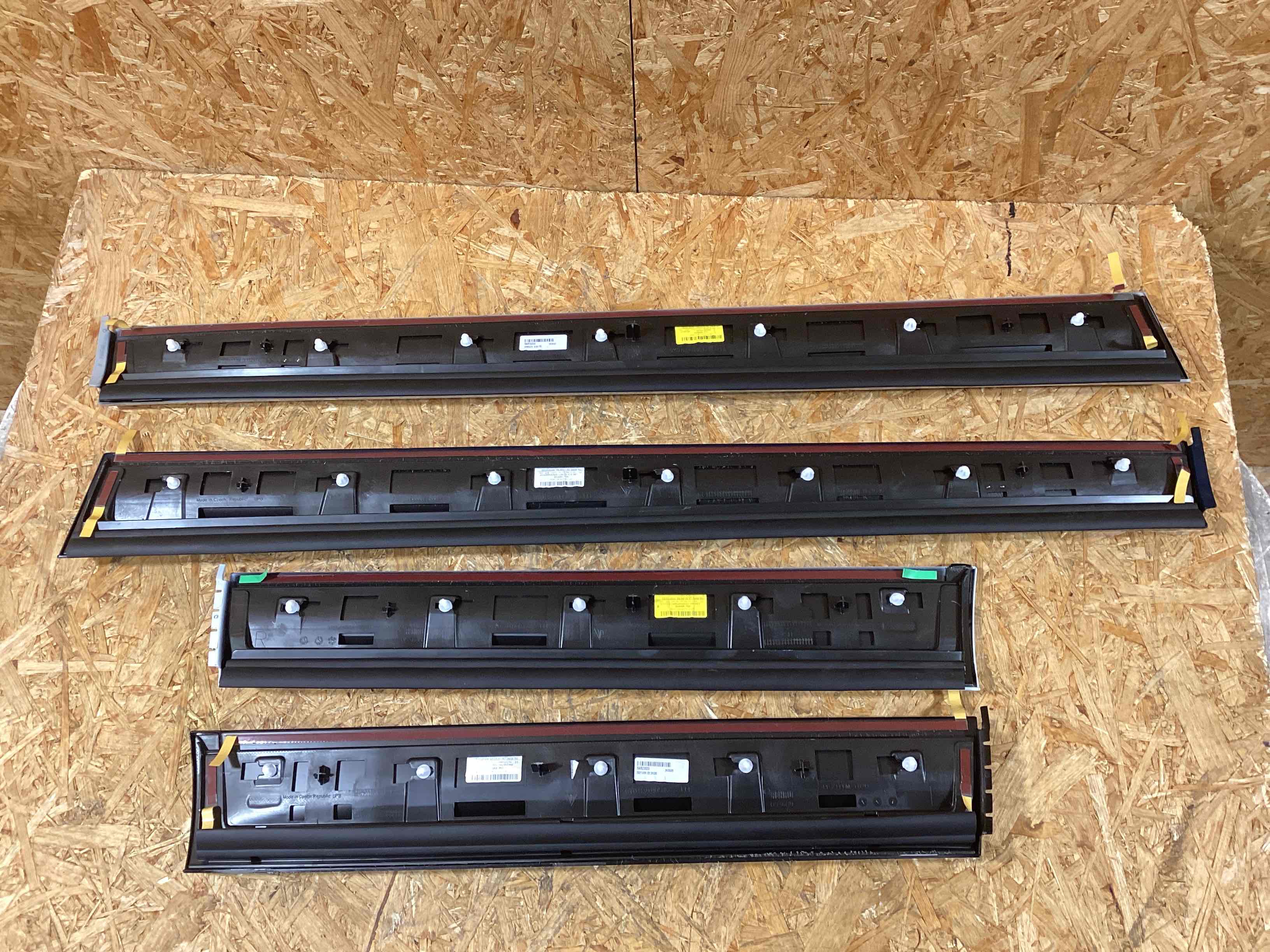 Молдинг двери задней левой Porsche Cayenne 241125-110