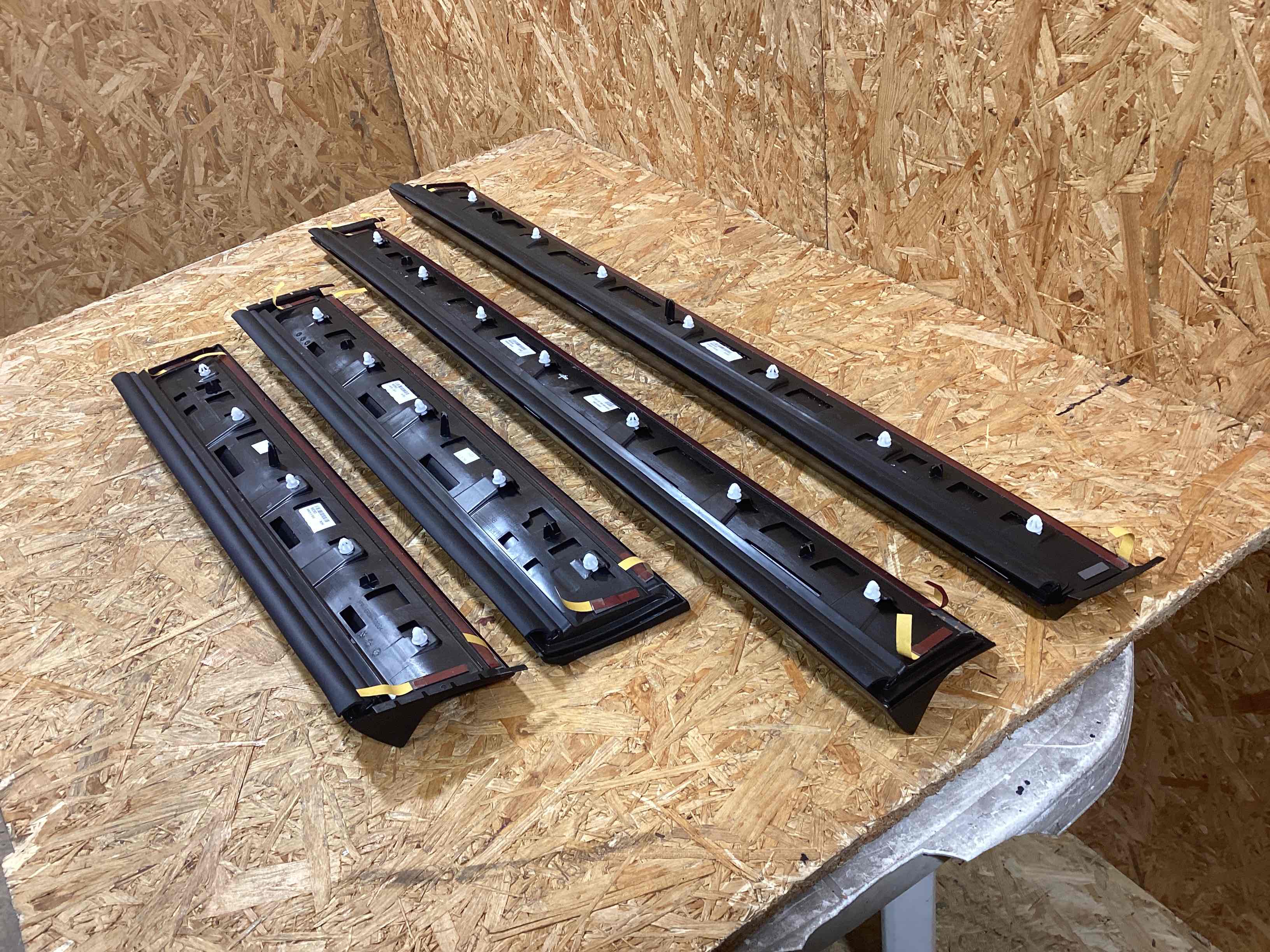 Молдинг двери передней левой Porsche Cayenne 241125-111