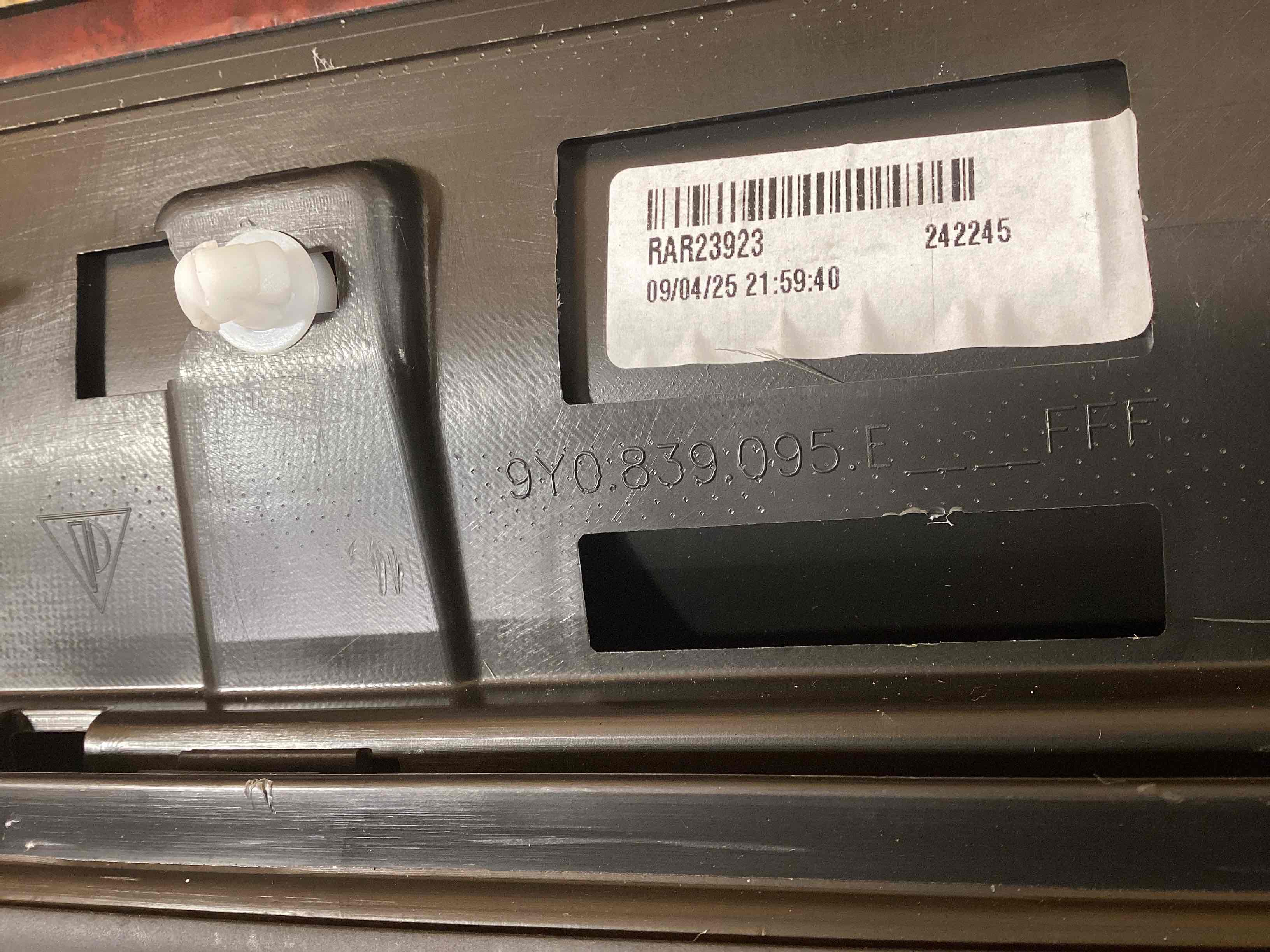 Молдинг двери передней левой Porsche Cayenne 241125-111