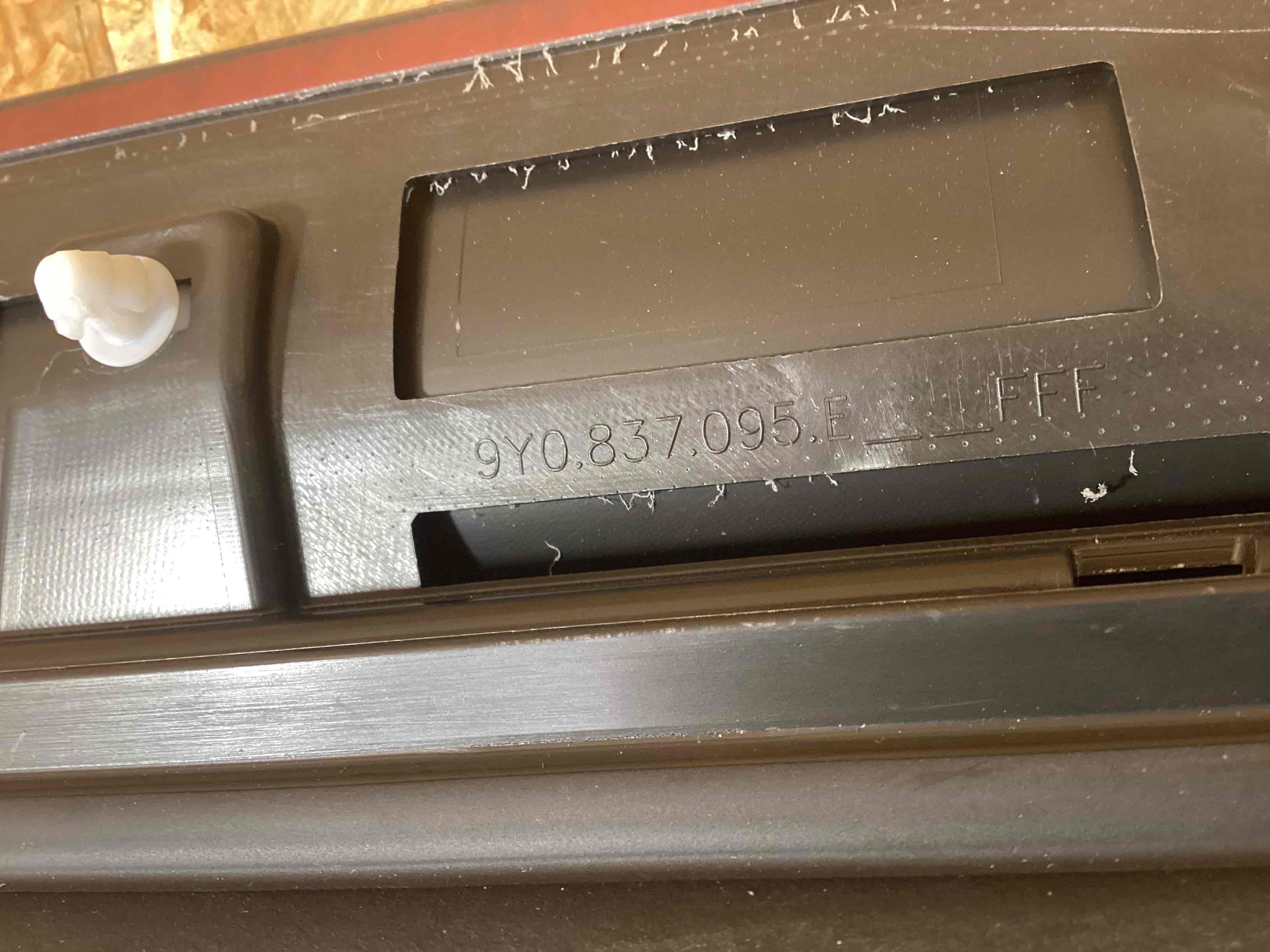 Молдинг двери передней левой Porsche Cayenne 241125-111