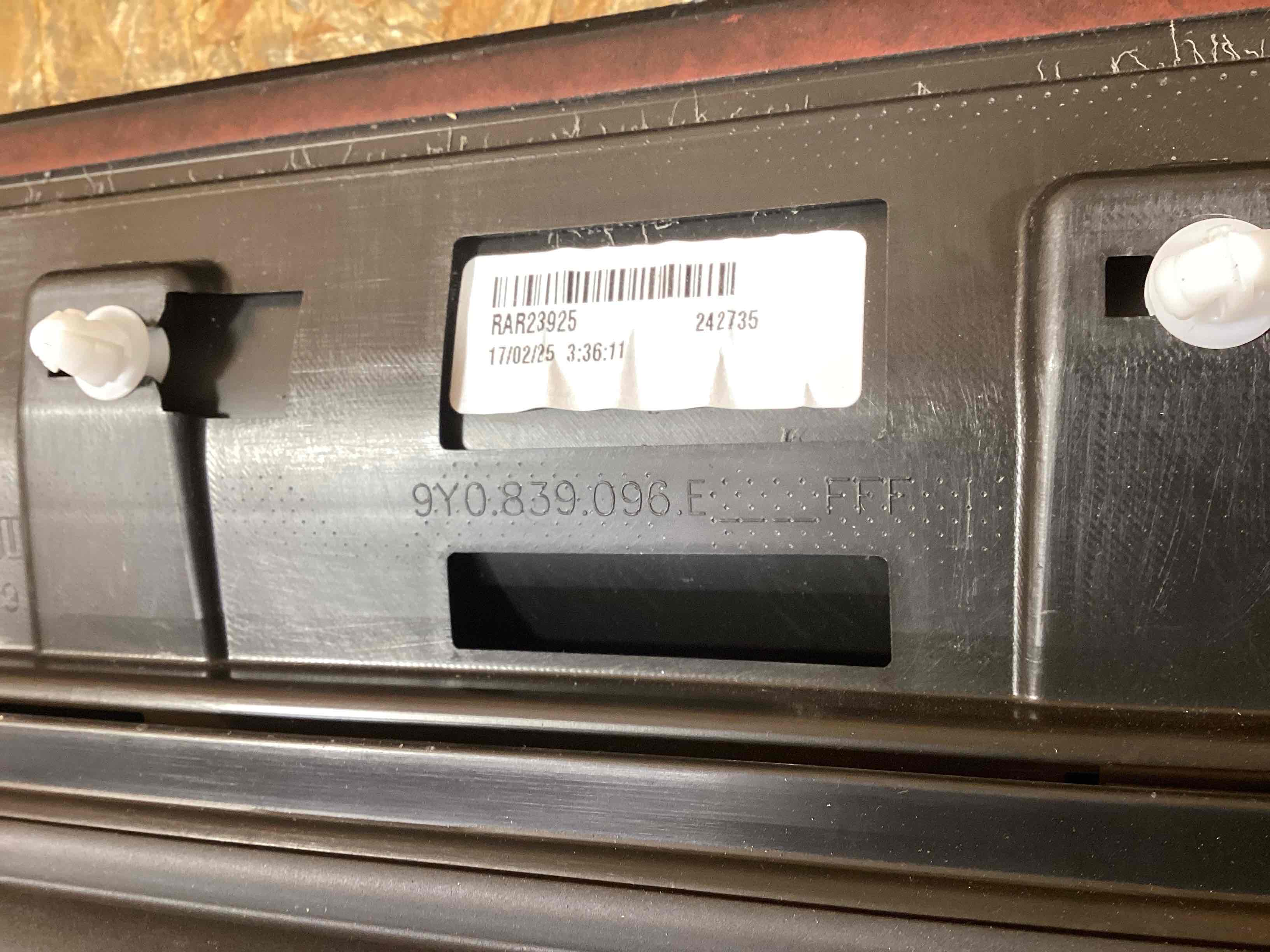 Молдинг двери передней правой Porsche Cayenne 241125-112