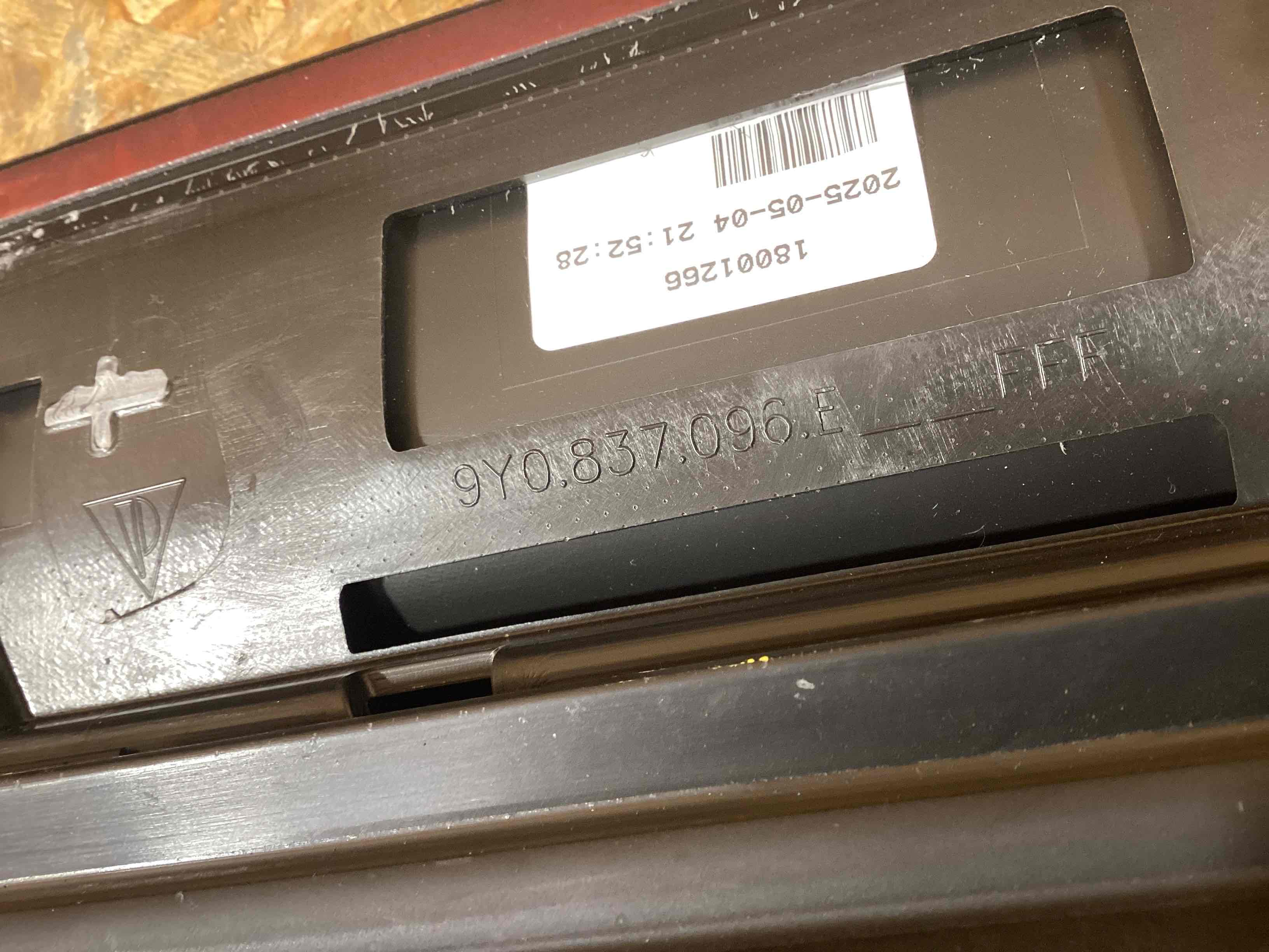 Молдинг двери передней правой Porsche Cayenne 241125-112