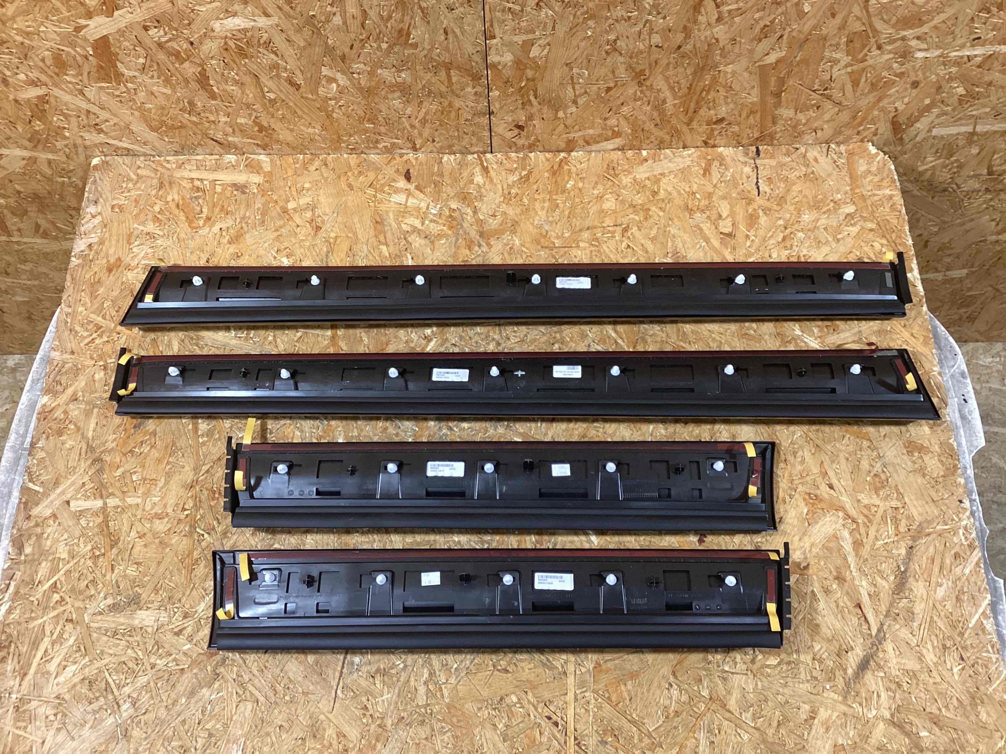 Молдинг двери задней правой Porsche Cayenne 241125-113