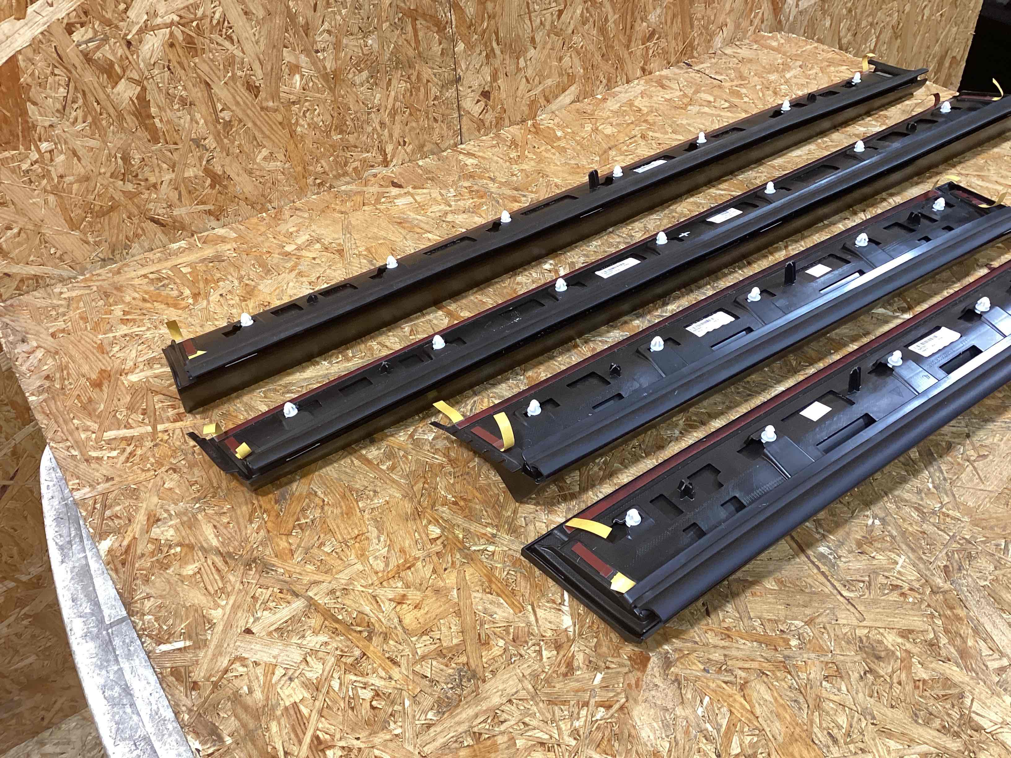 Молдинг двери задней левой Porsche Cayenne 241125-114