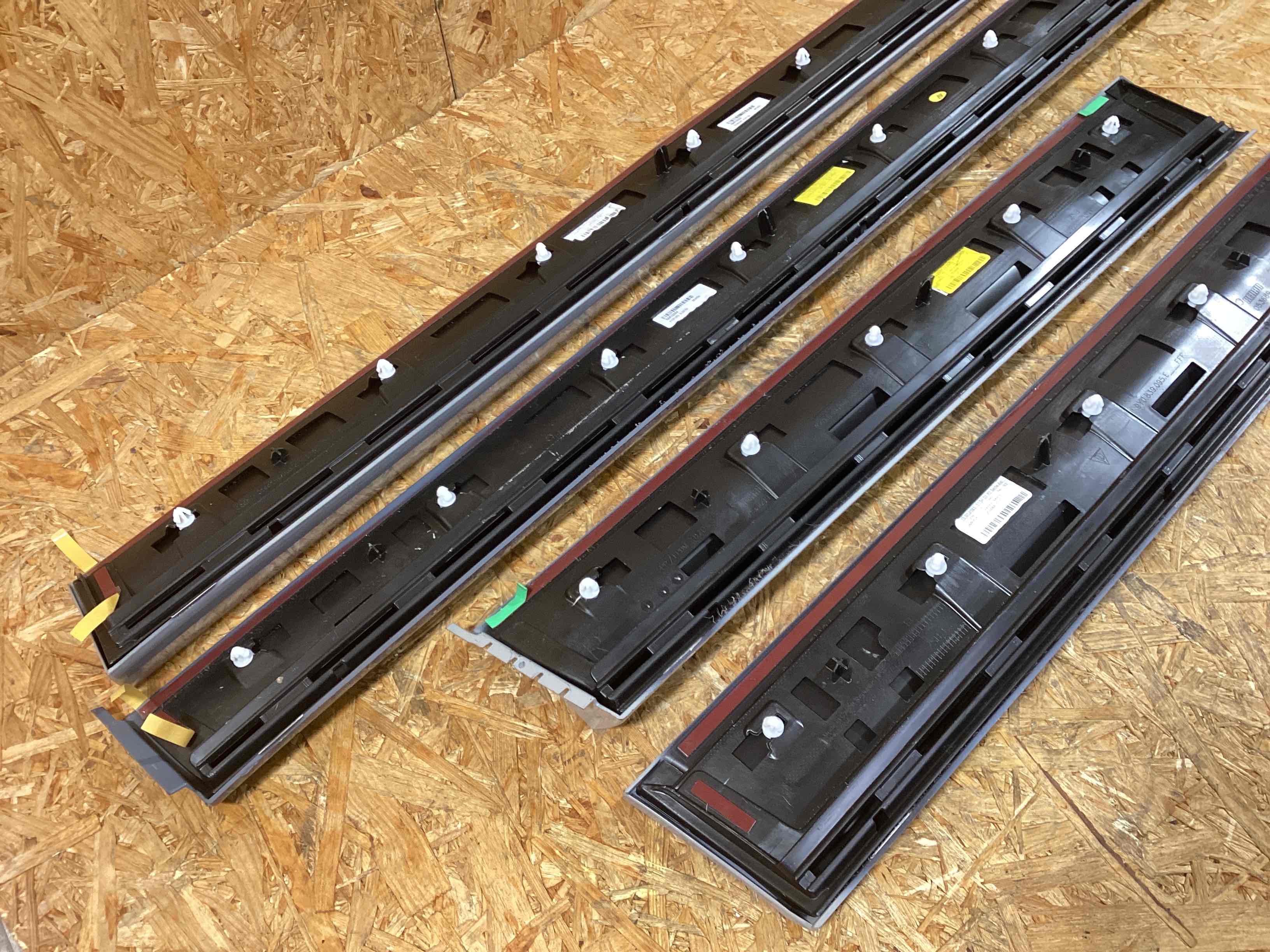 Молдинг двери передней левой Porsche Cayenne 241125-115