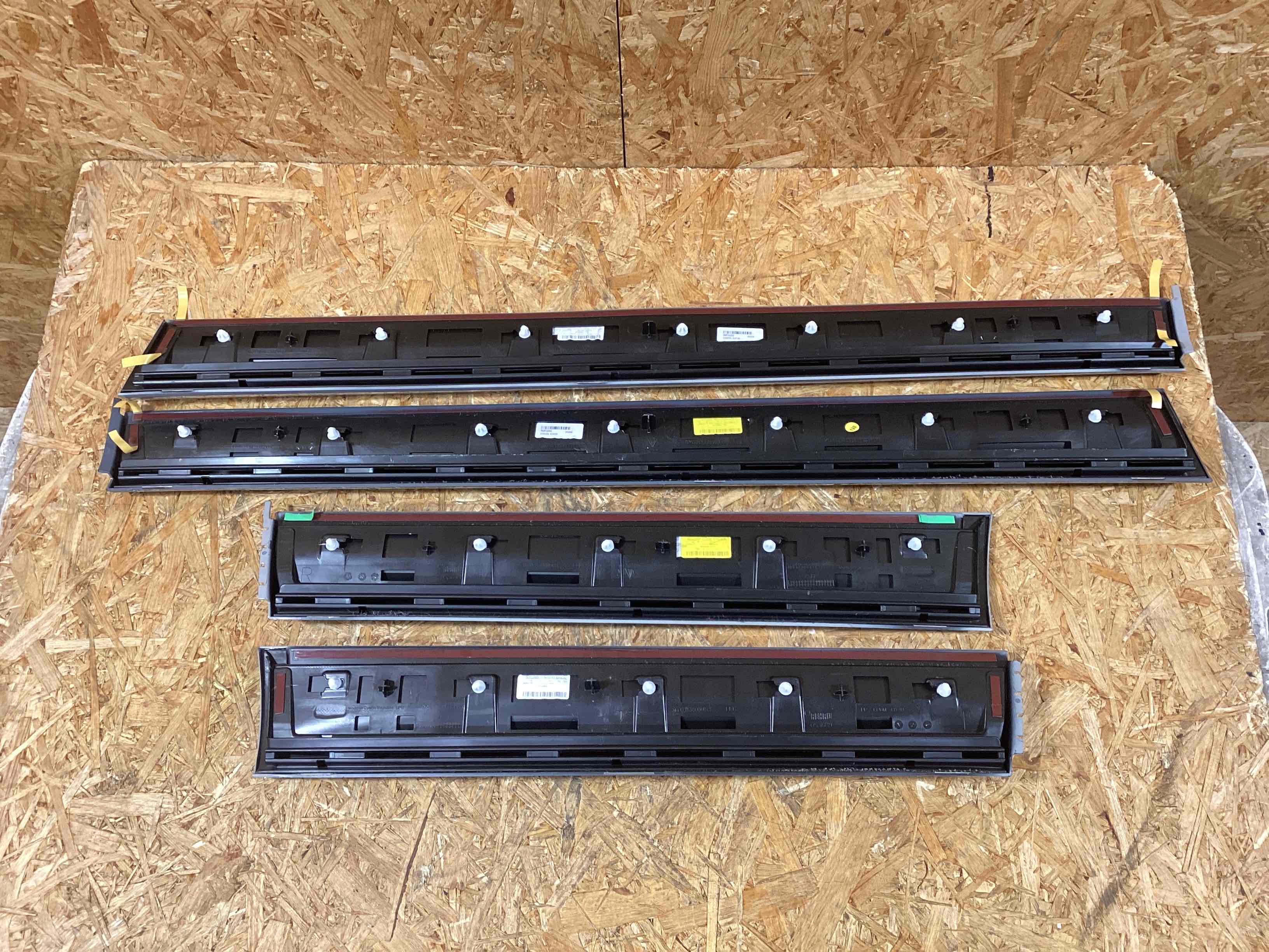 Молдинг двери передней правой Porsche Cayenne 241125-116