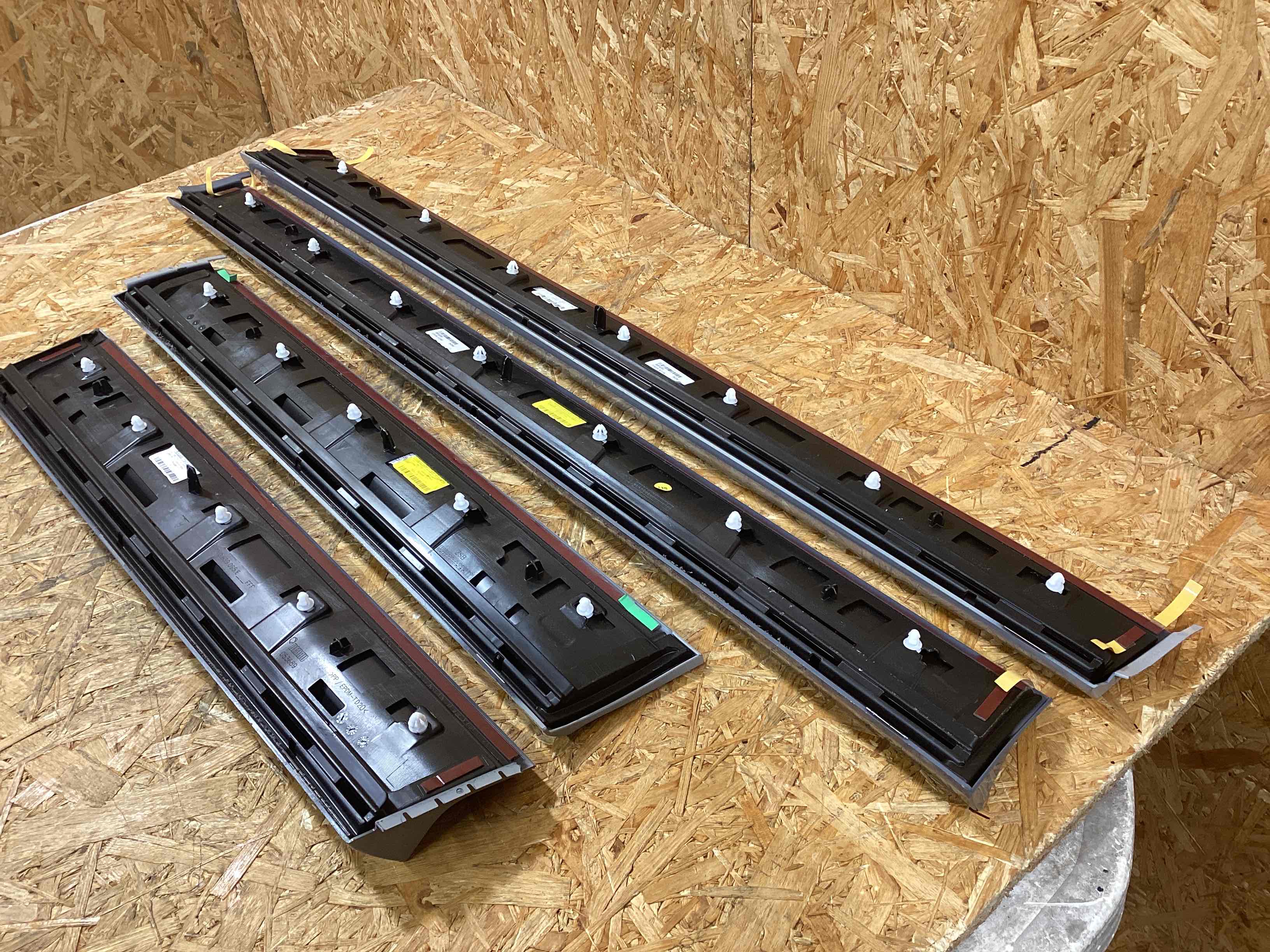 Молдинг двери передней правой Porsche Cayenne 241125-116