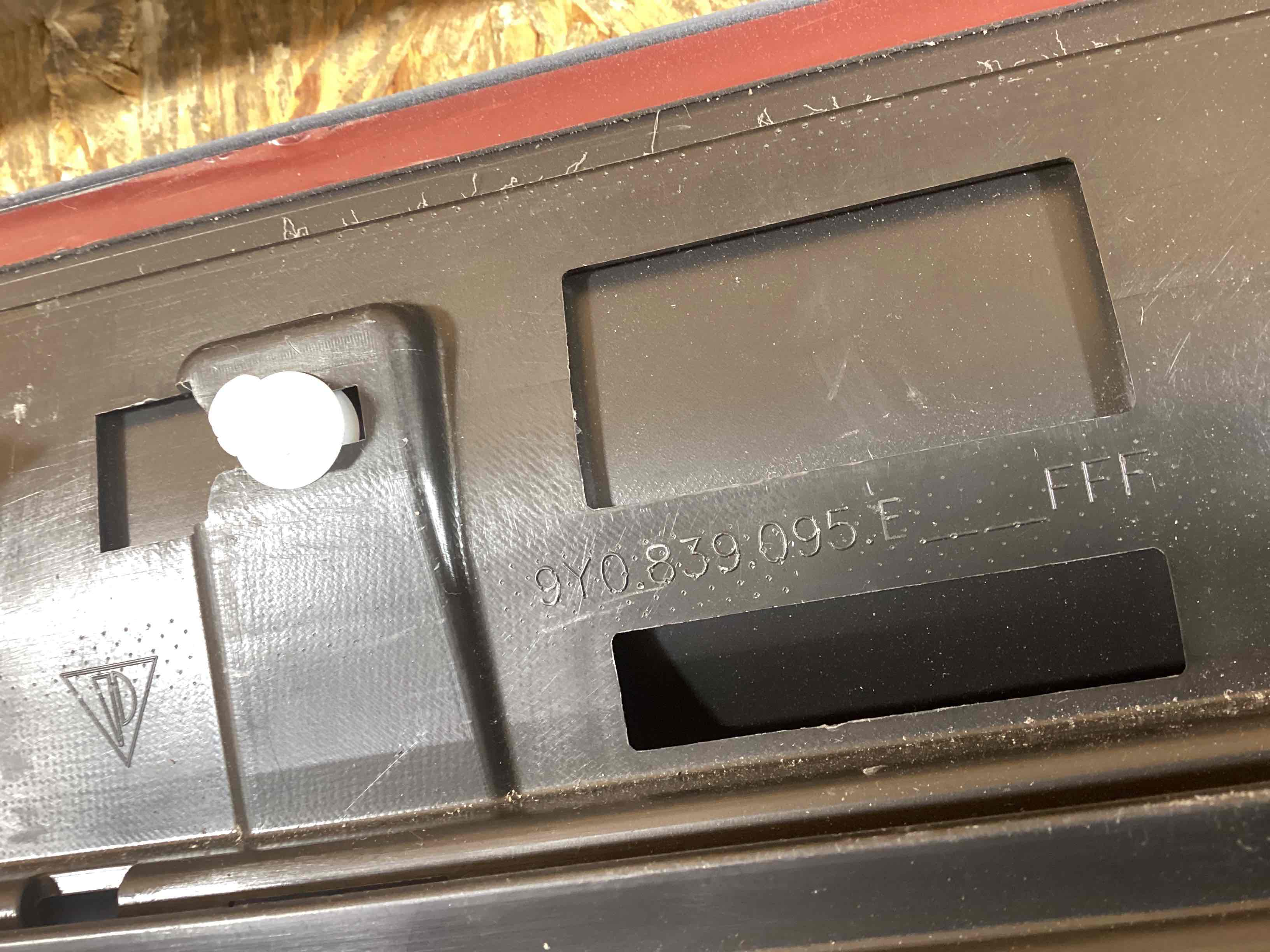 Молдинг двери передней правой Porsche Cayenne 241125-116