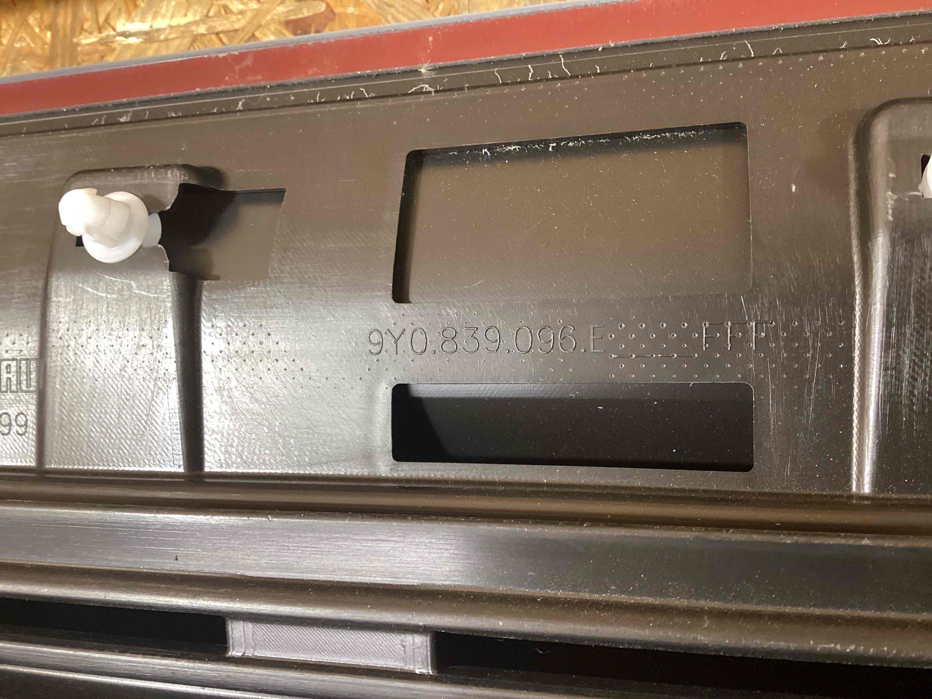 Молдинг двери передней правой Porsche Cayenne 241125-116