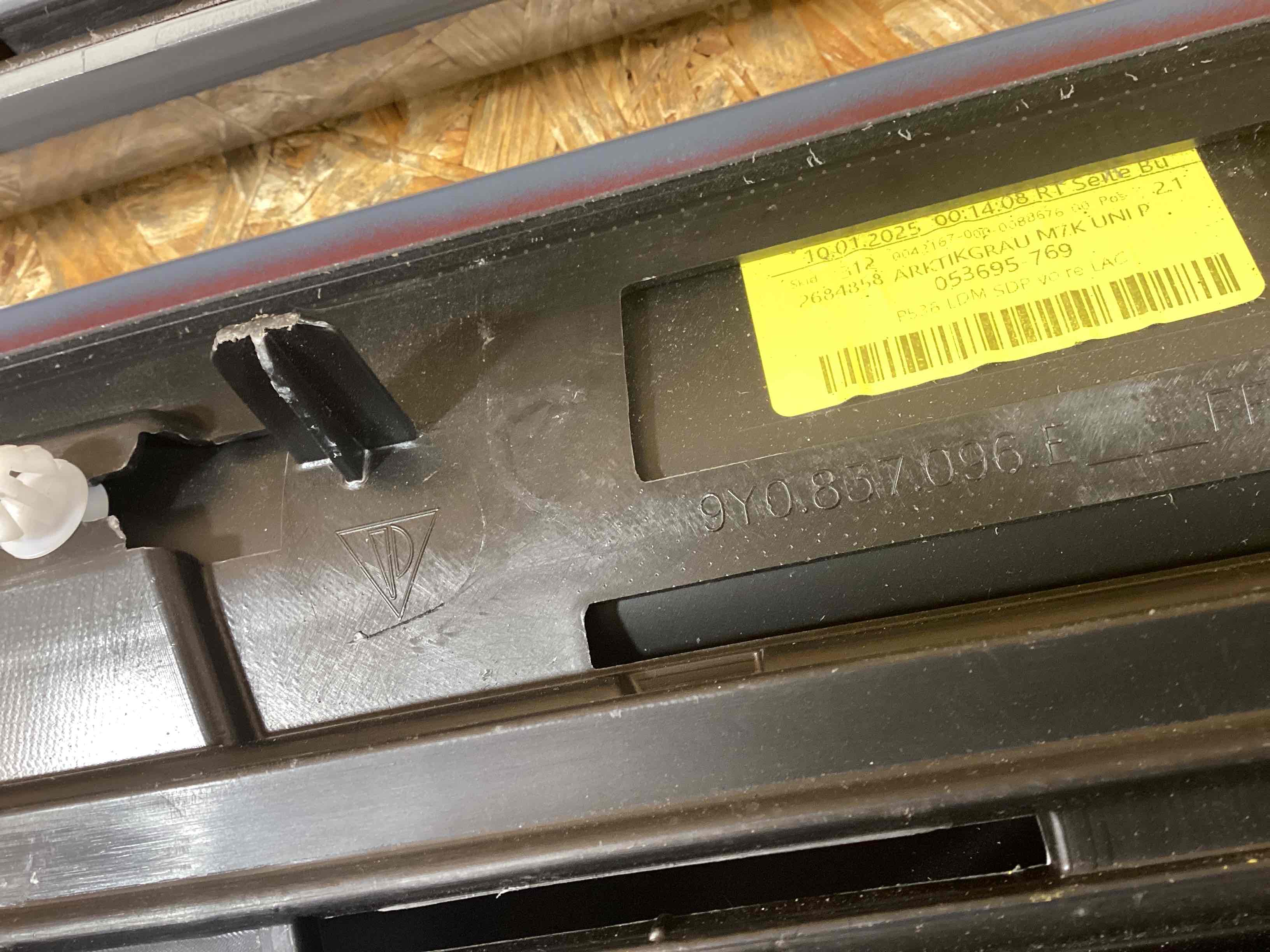 Молдинг двери передней правой Porsche Cayenne 241125-116