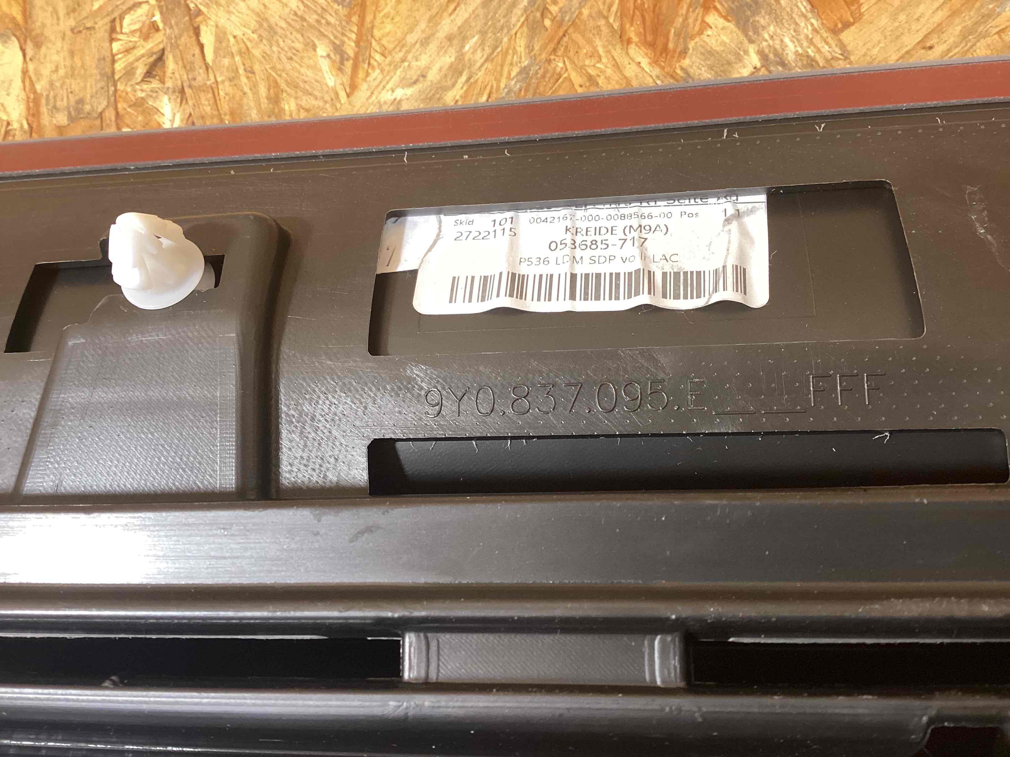 Молдинг двери задней правой Porsche Cayenne 241125-117