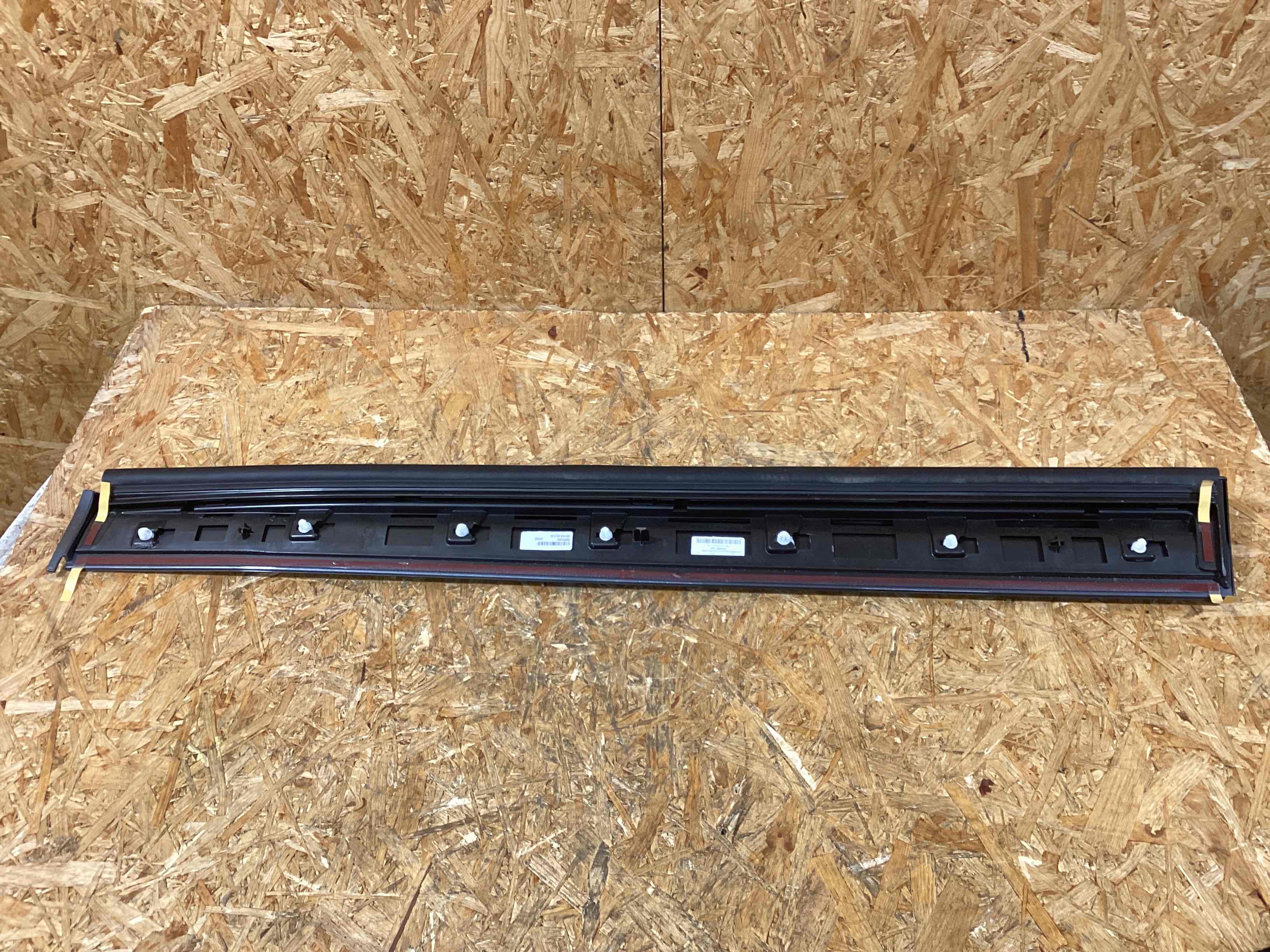 Молдинг двери передней правой Porsche Cayenne 241125-120