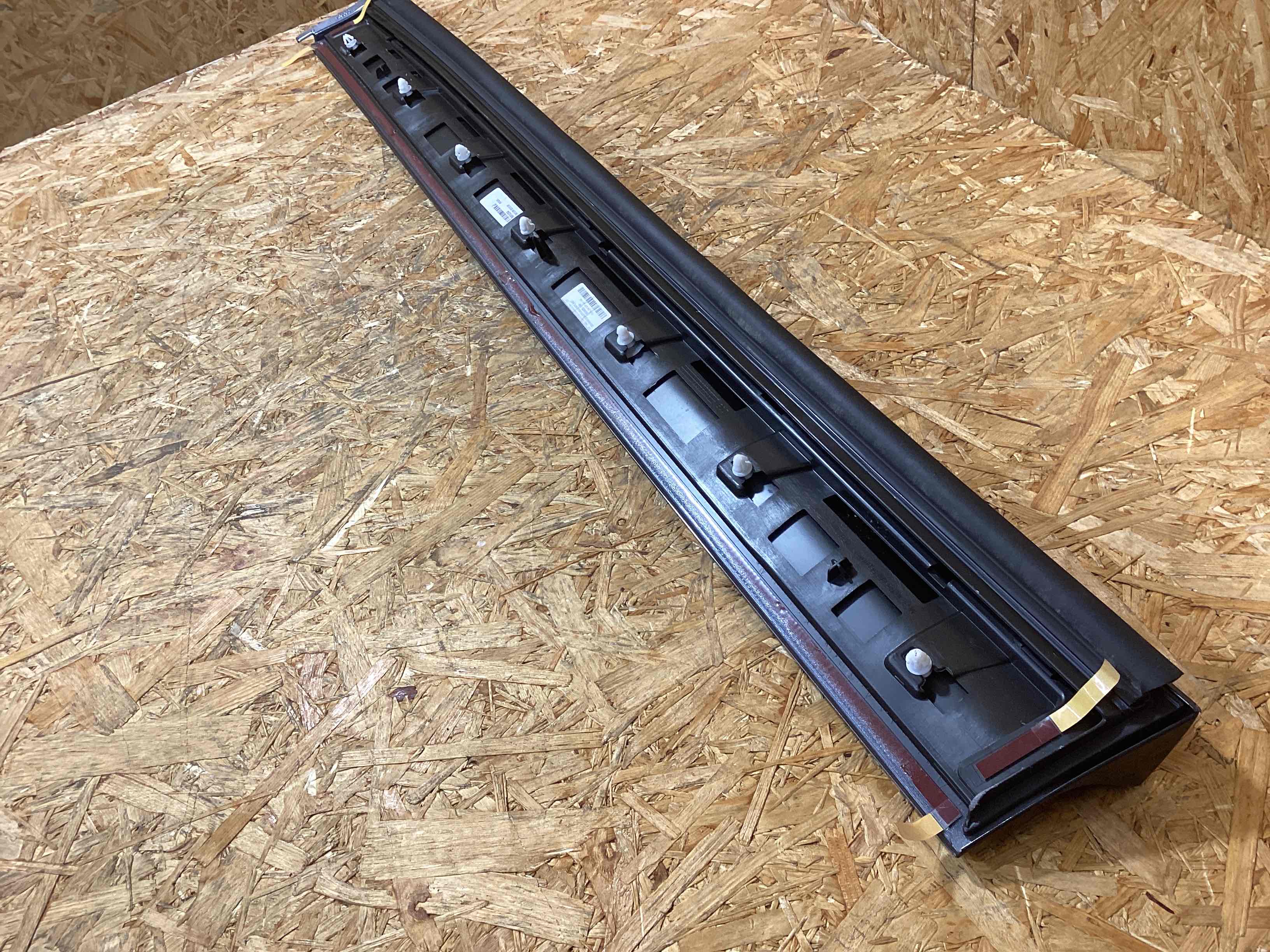 Молдинг двери передней правой Porsche Cayenne 241125-120