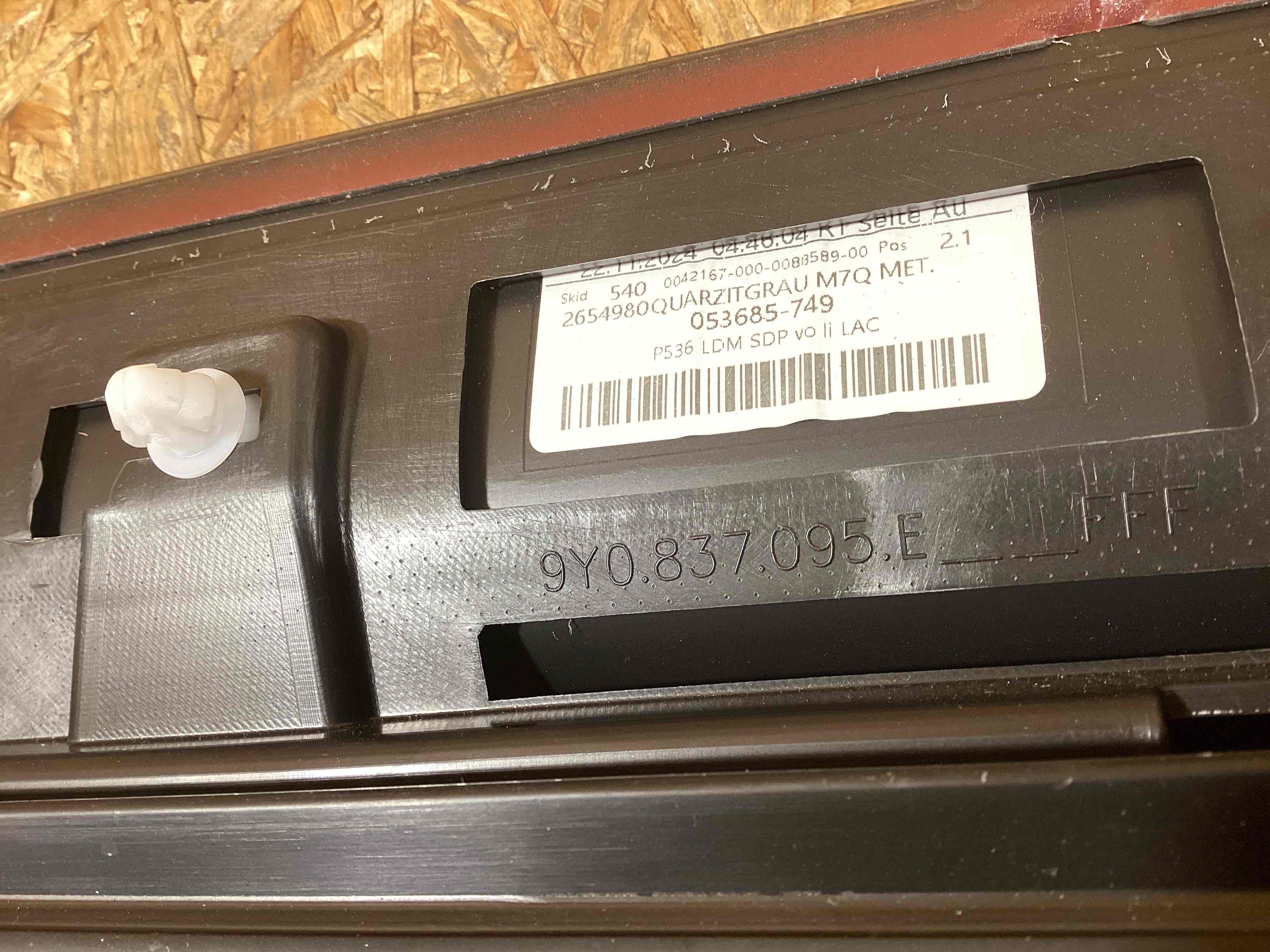 Молдинг двери передней правой Porsche Cayenne 241125-120