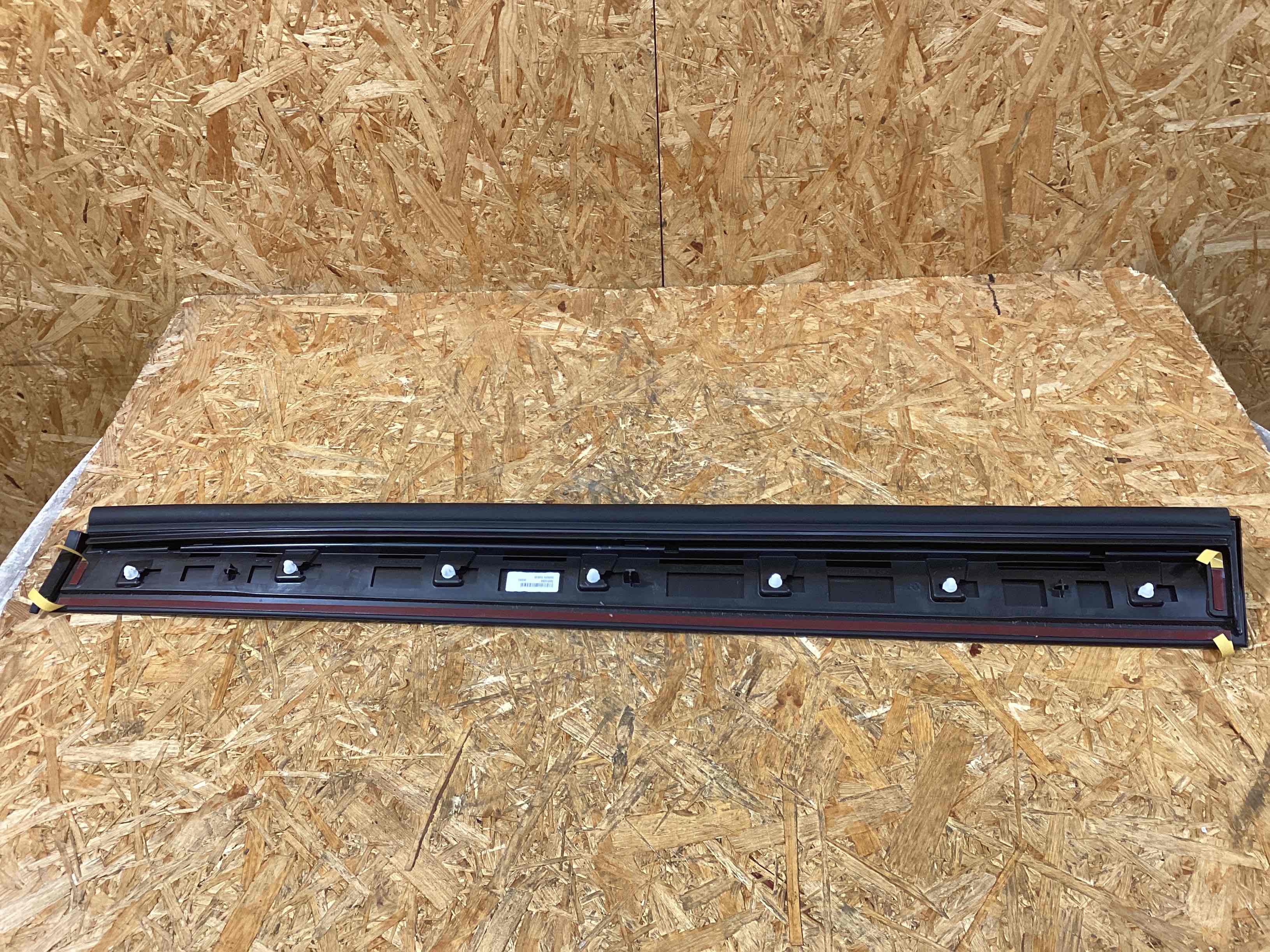 Молдинг двери передней правой Porsche Cayenne 241125-121