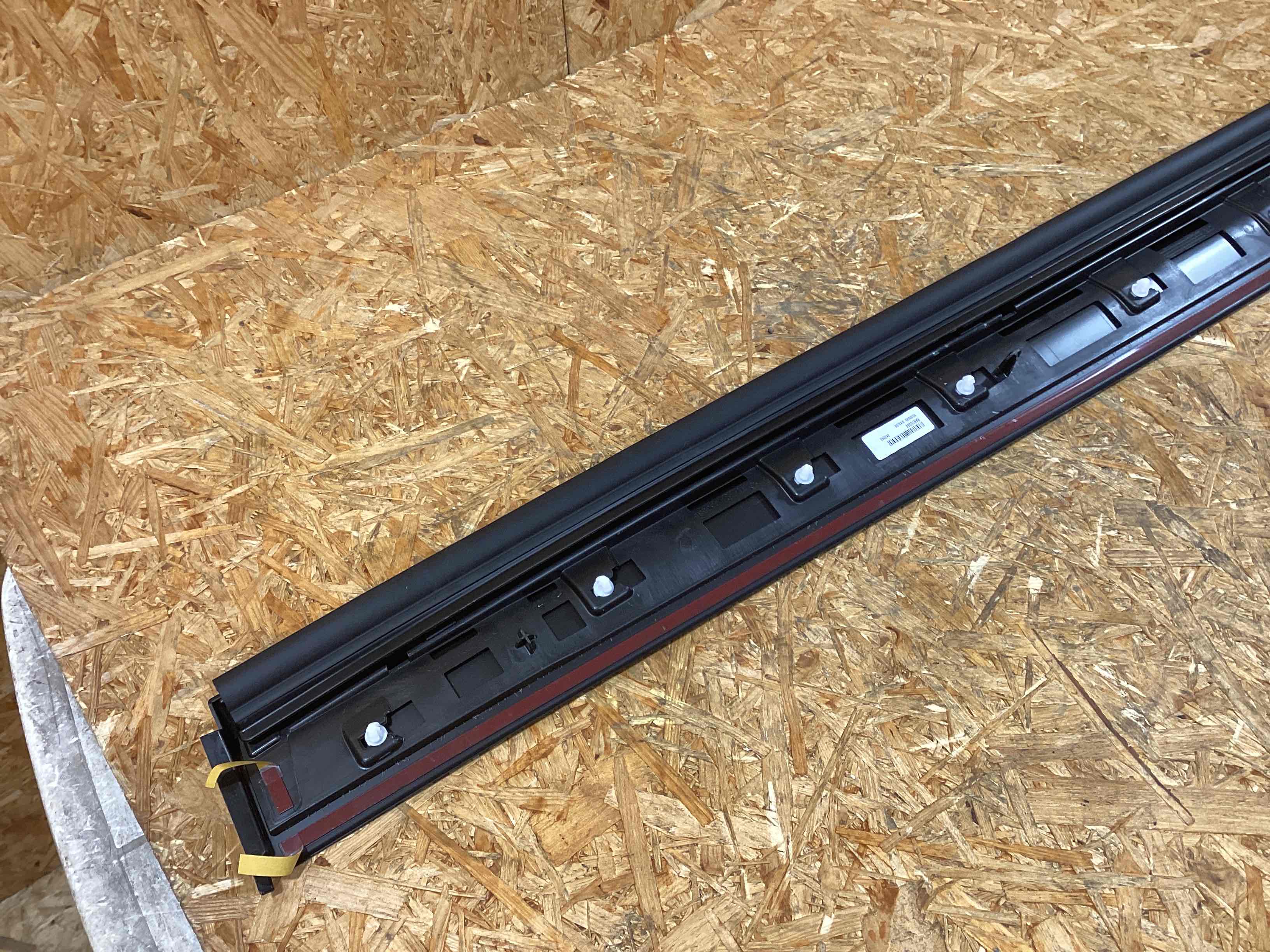 Молдинг двери передней правой Porsche Cayenne 241125-121