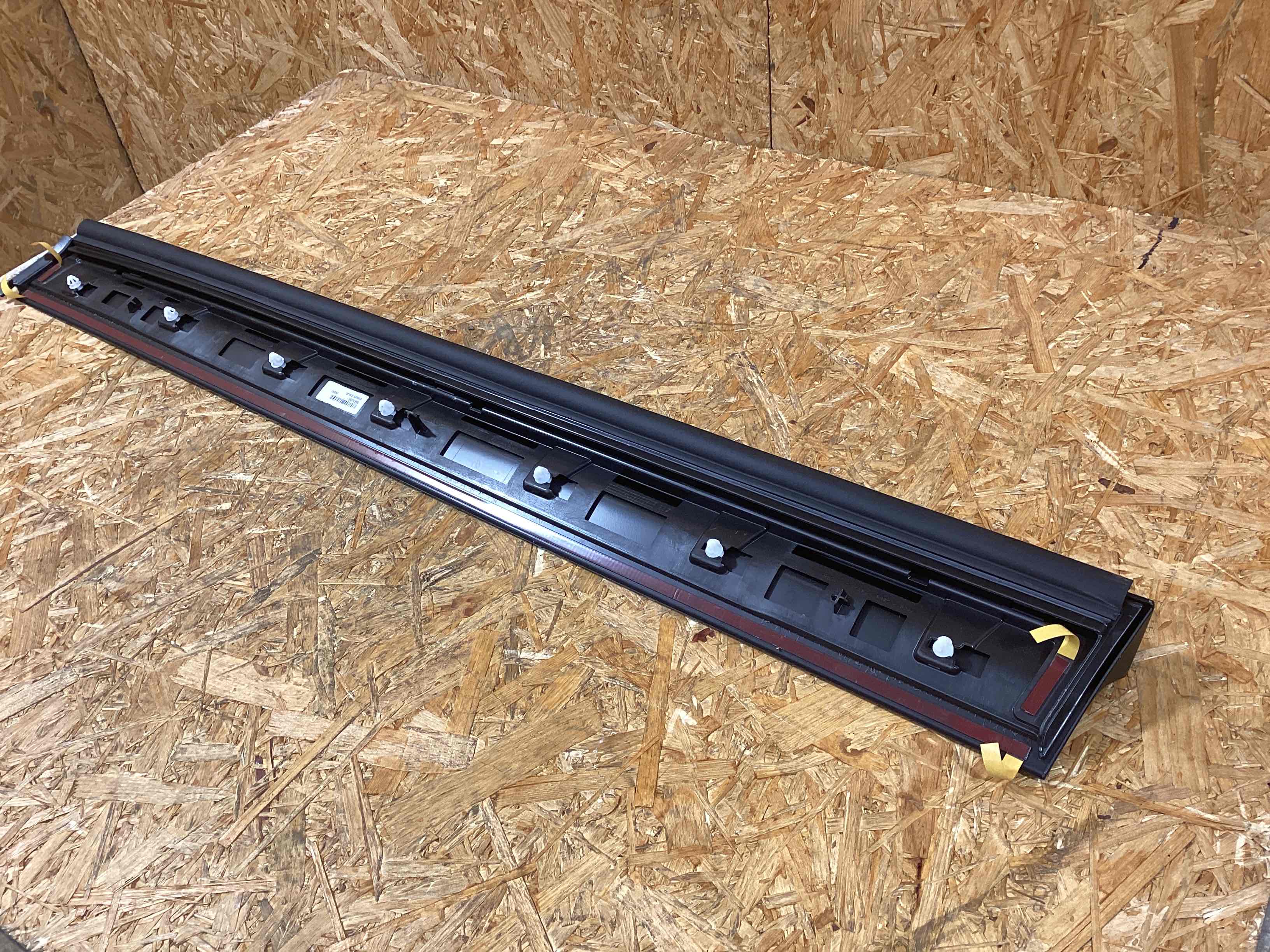 Молдинг двери передней правой Porsche Cayenne 241125-121