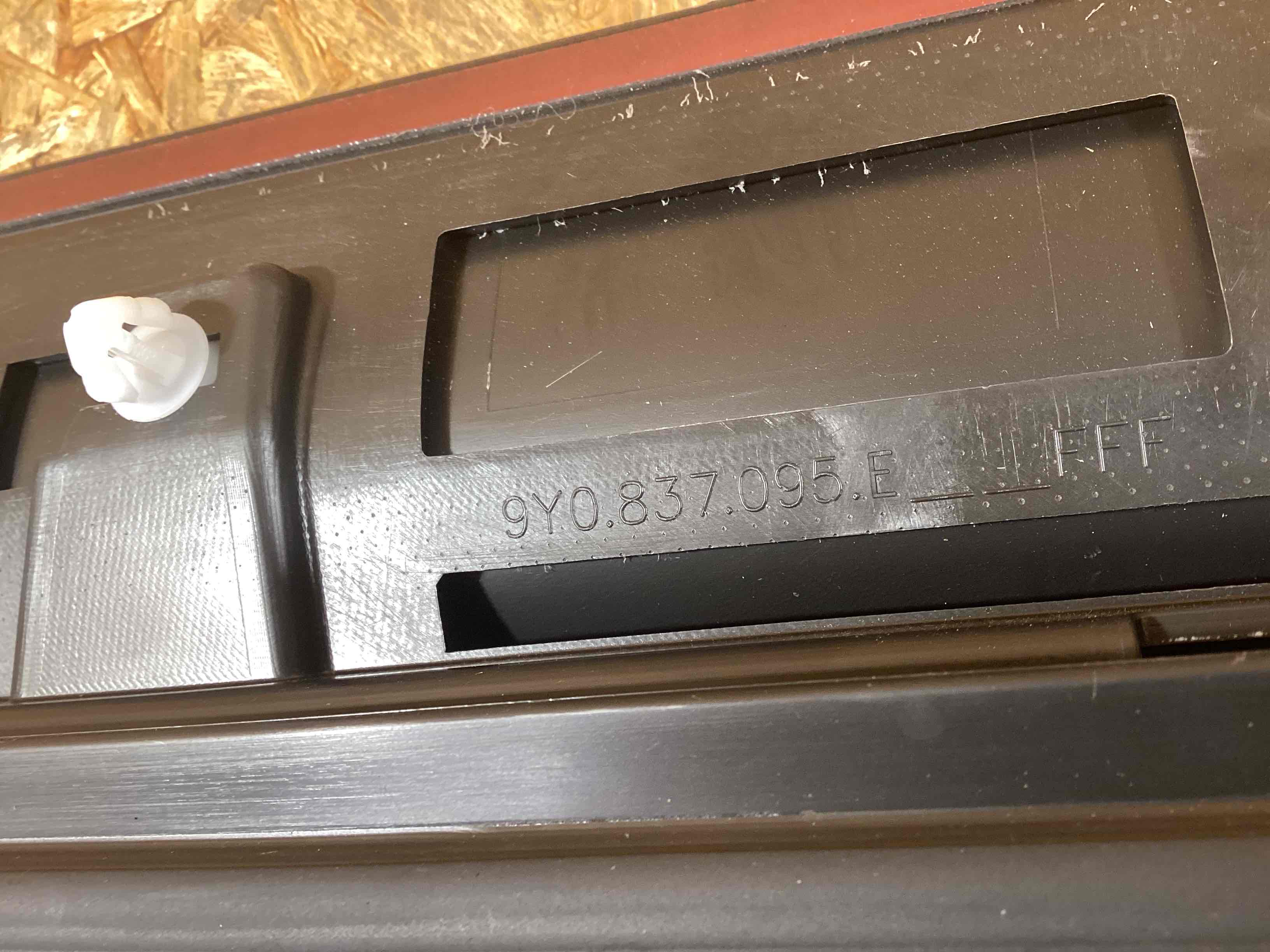 Молдинг двери передней правой Porsche Cayenne 241125-121