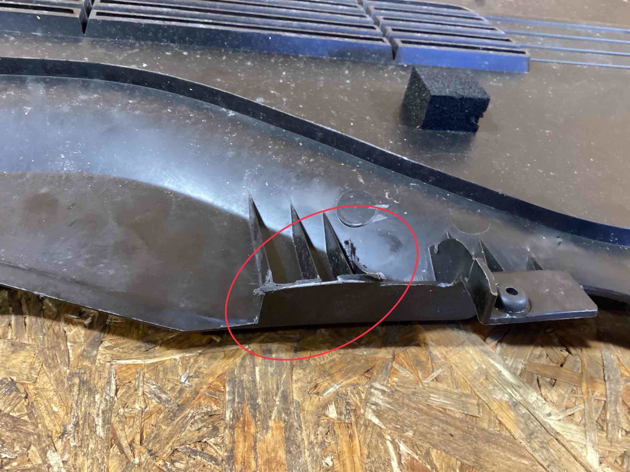 Пластик моторного отсека Porsche 911 250226-102