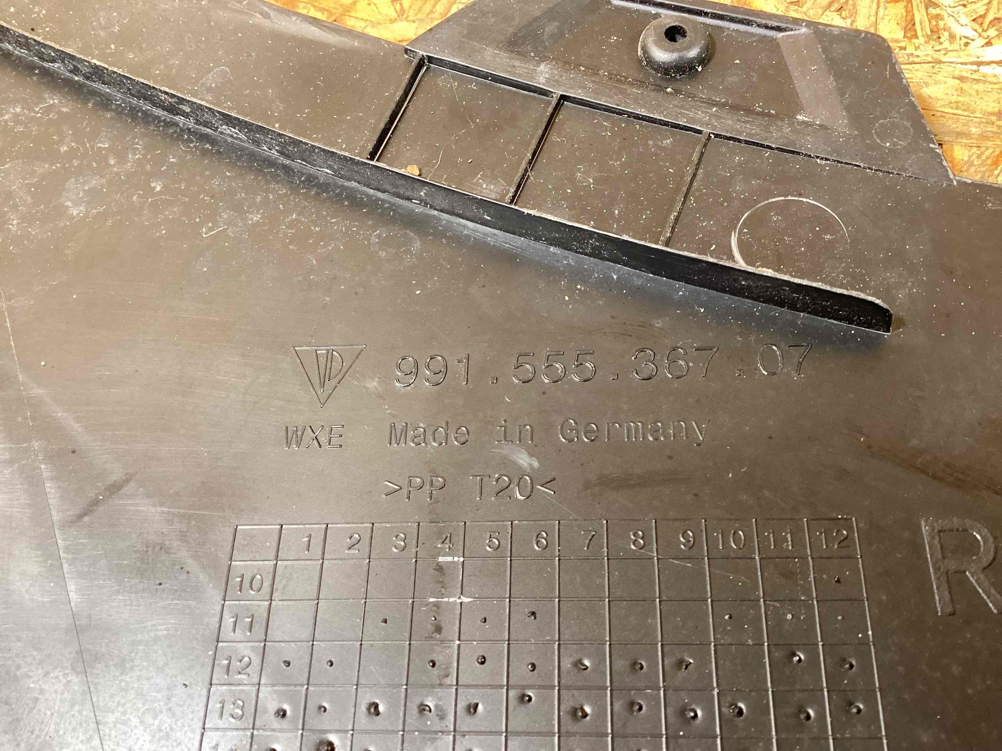 Пластик моторного отсека Porsche 911 250226-102