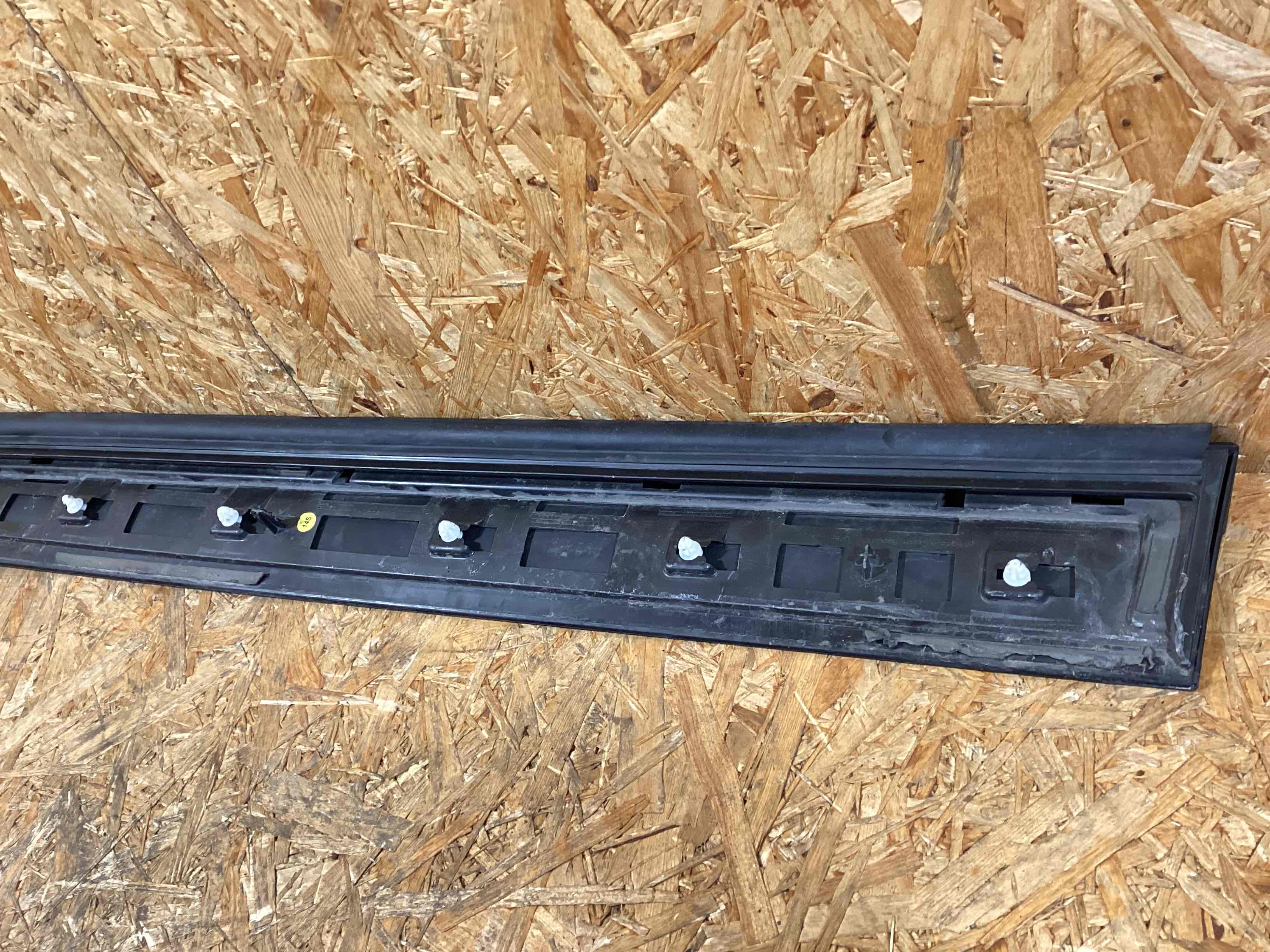 Молдинг двери передней левой Porsche Cayenne 250226-110