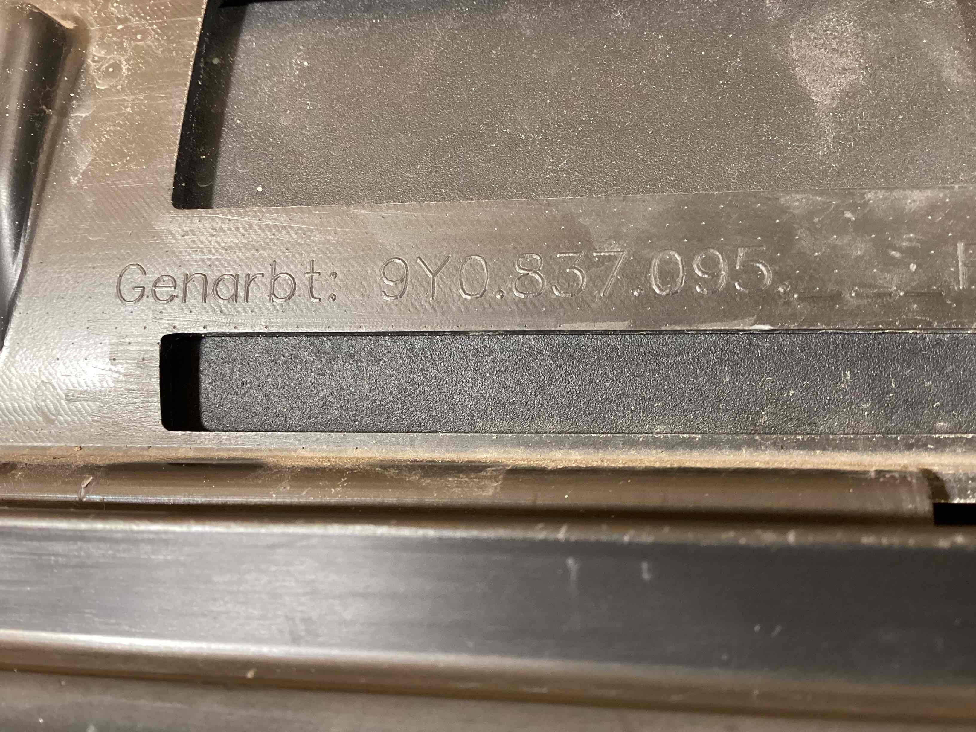 Молдинг двери передней левой Porsche Cayenne 250226-110