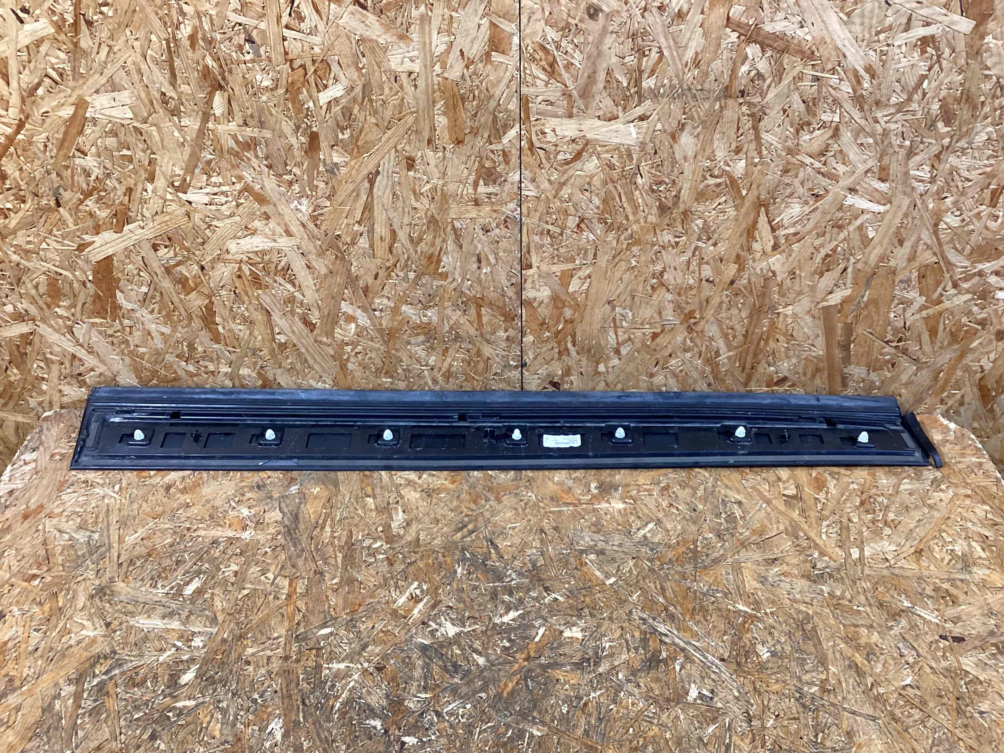 Молдинг двери передней правой Porsche Cayenne 250226-111