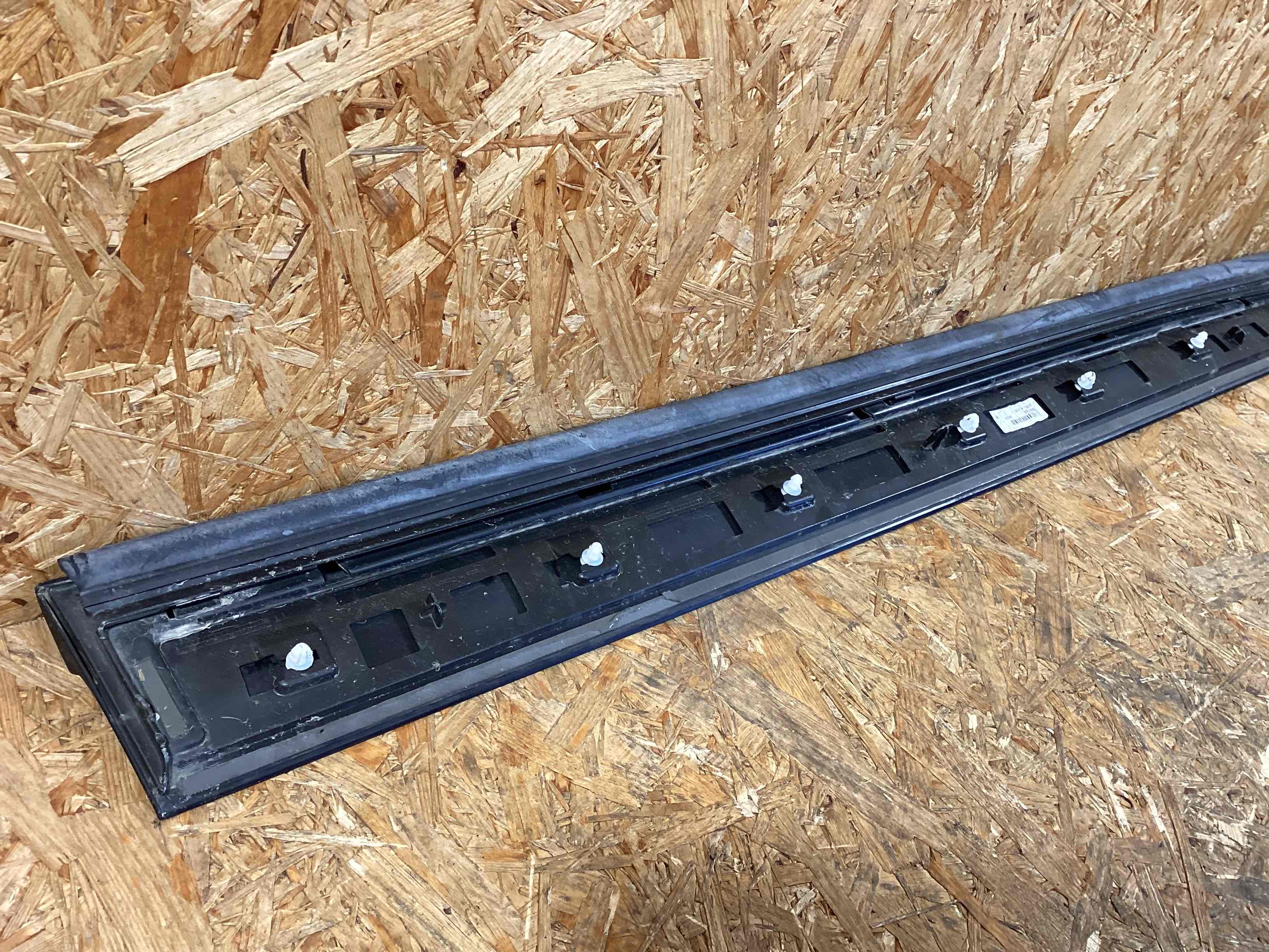 Молдинг двери передней правой Porsche Cayenne 250226-111