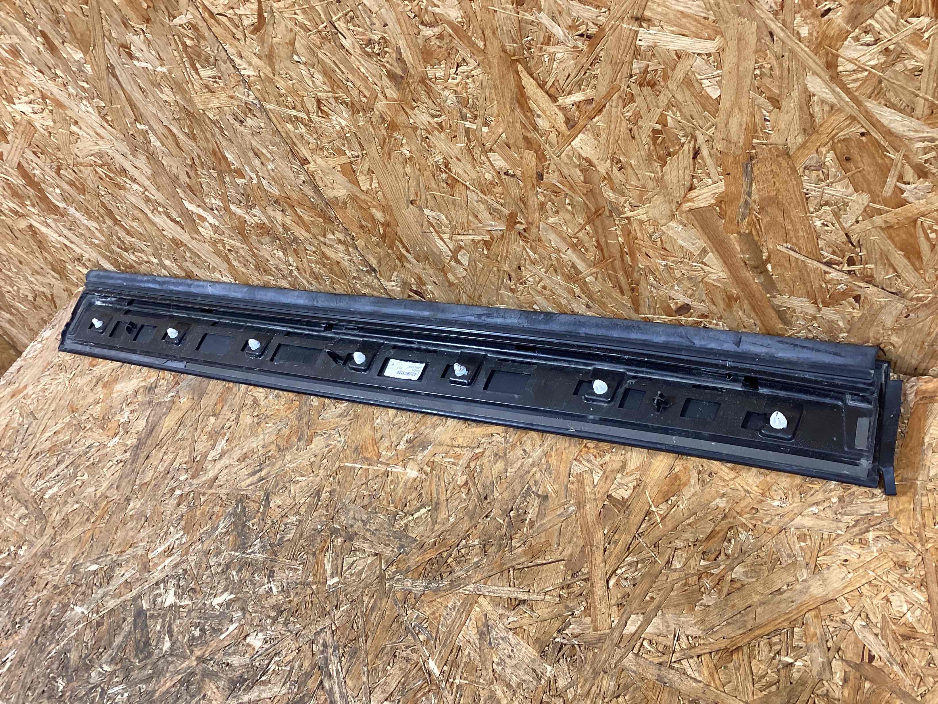 Молдинг двери передней правой Porsche Cayenne 250226-111