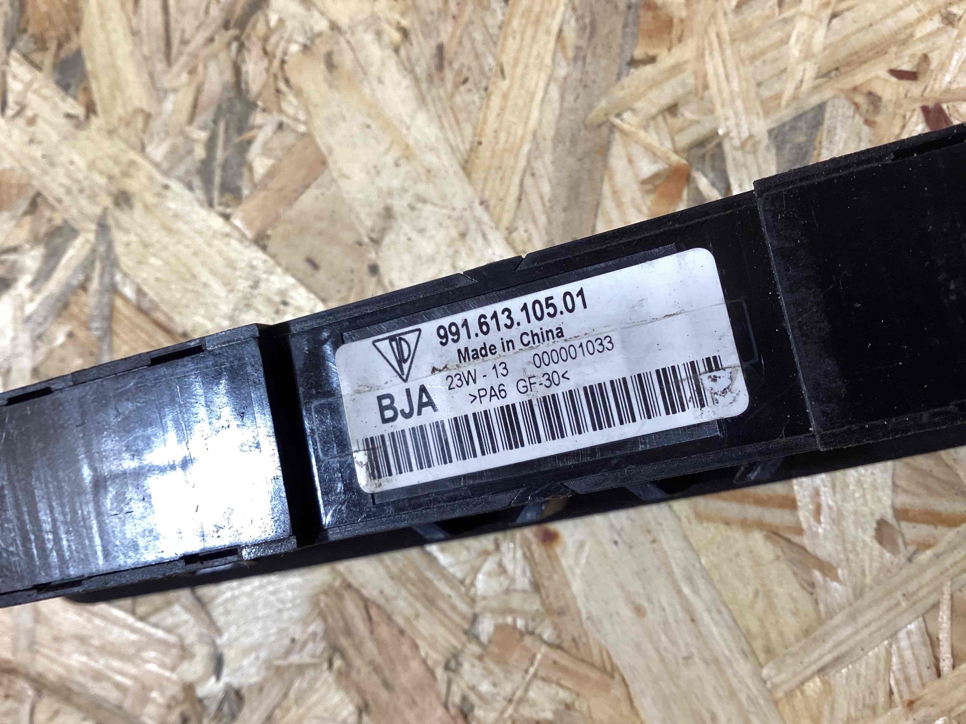 Кнопка открытия багажника Porsche 911 250326-120