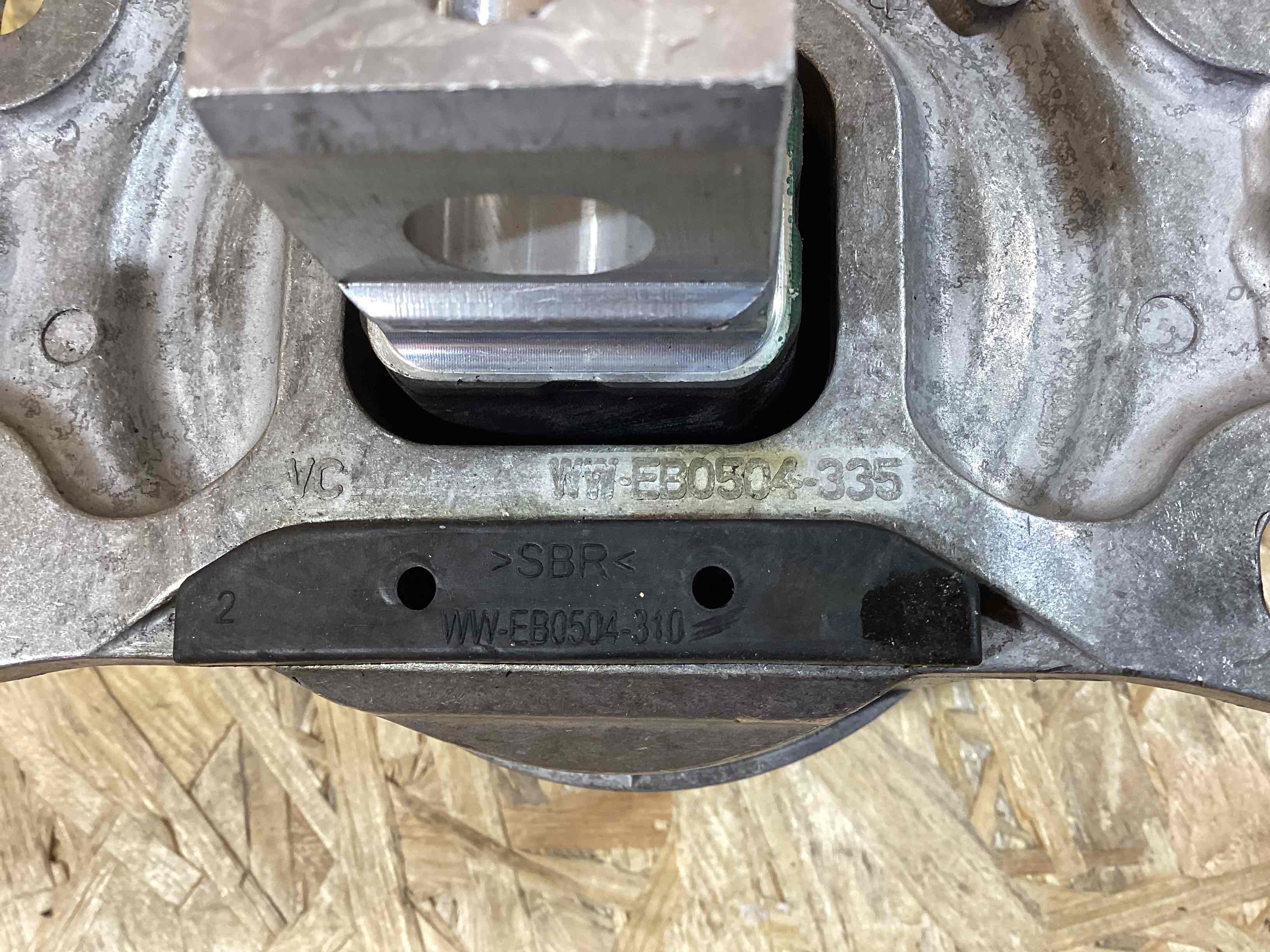 Подушка крепления двигателя Porsche 911 250526-116