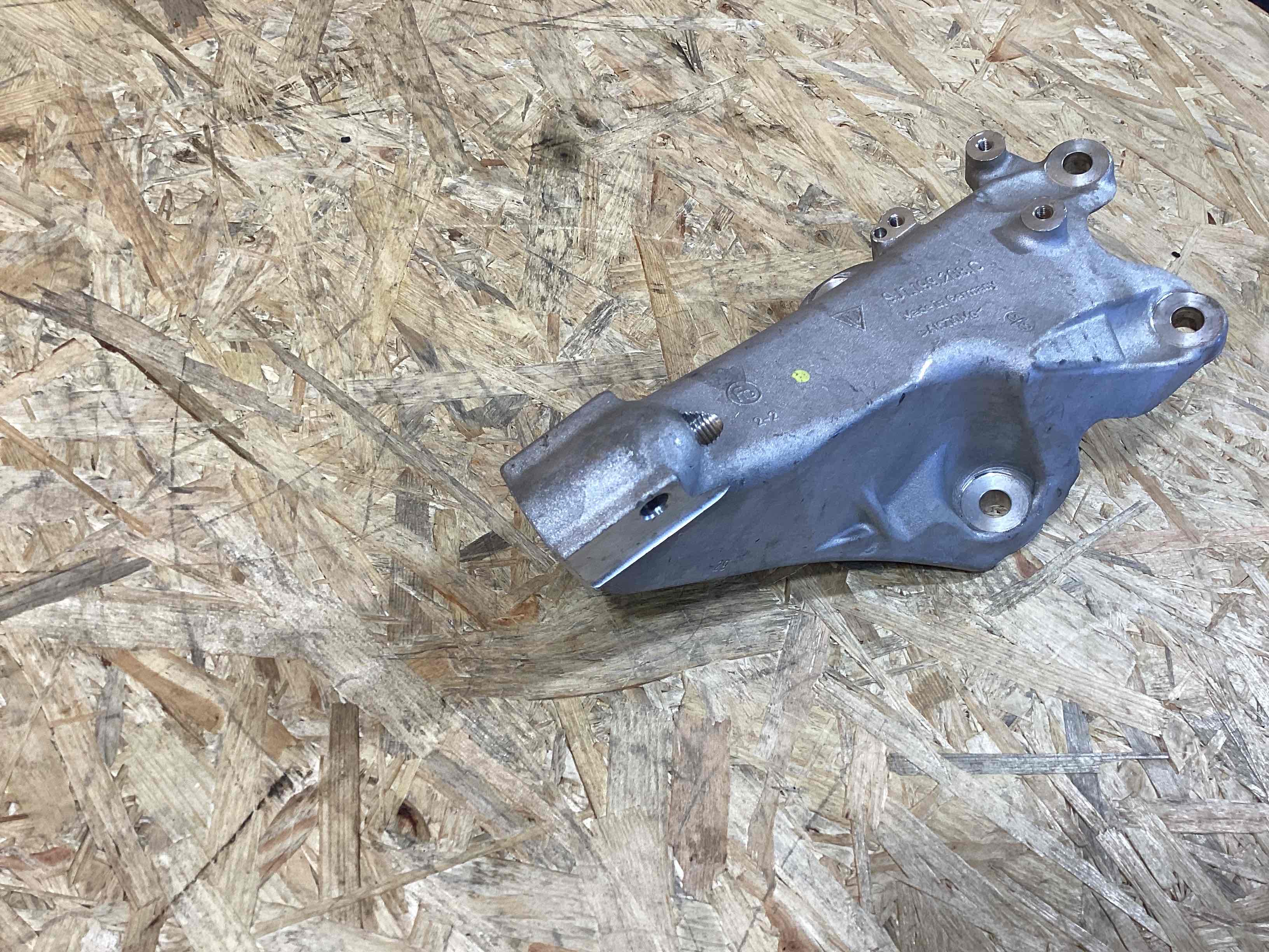 Крепление, кронштейн Porsche Taycan 250526-117