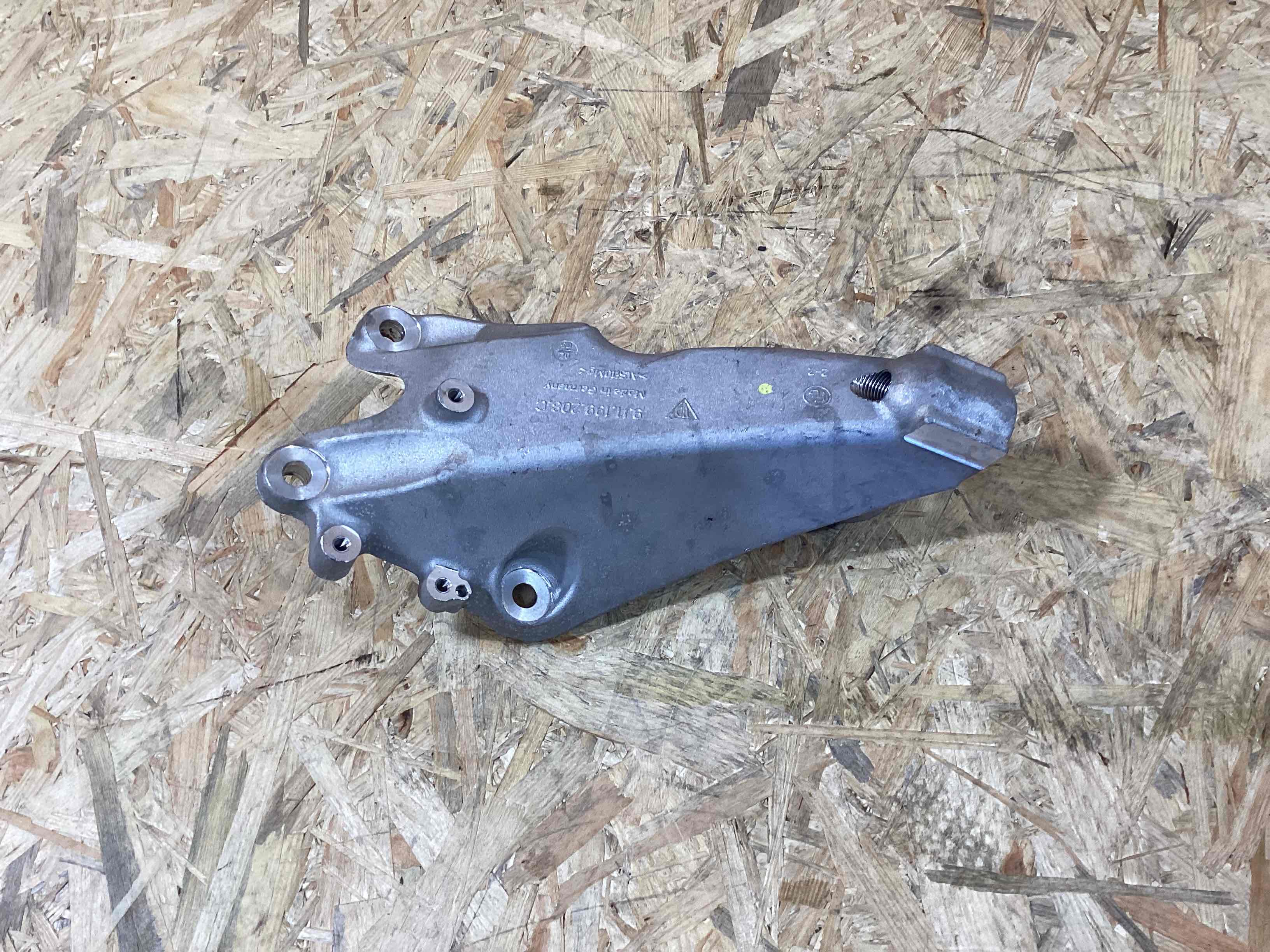 Крепление, кронштейн Porsche Taycan 250526-117