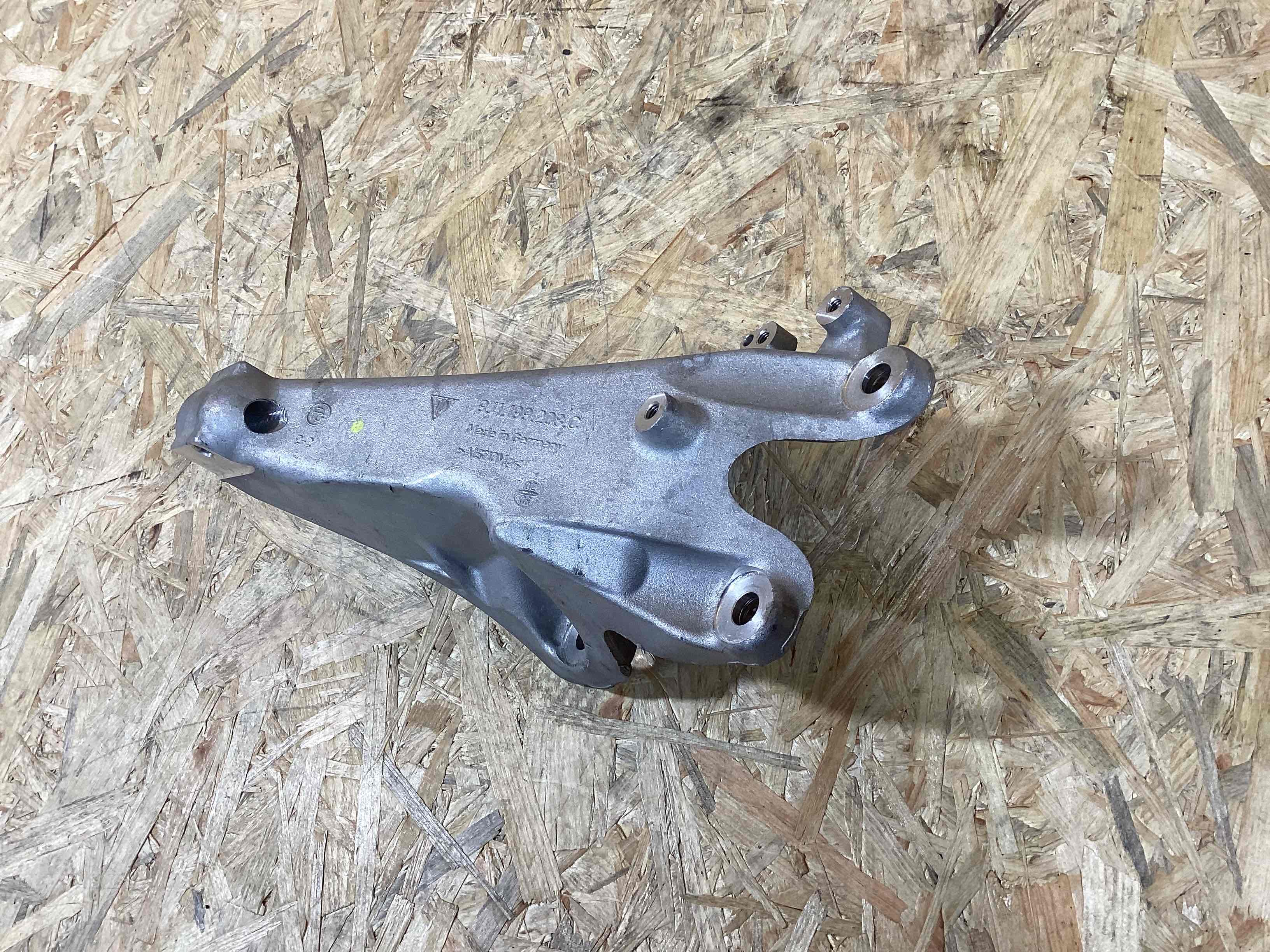 Крепление, кронштейн Porsche Taycan 250526-117