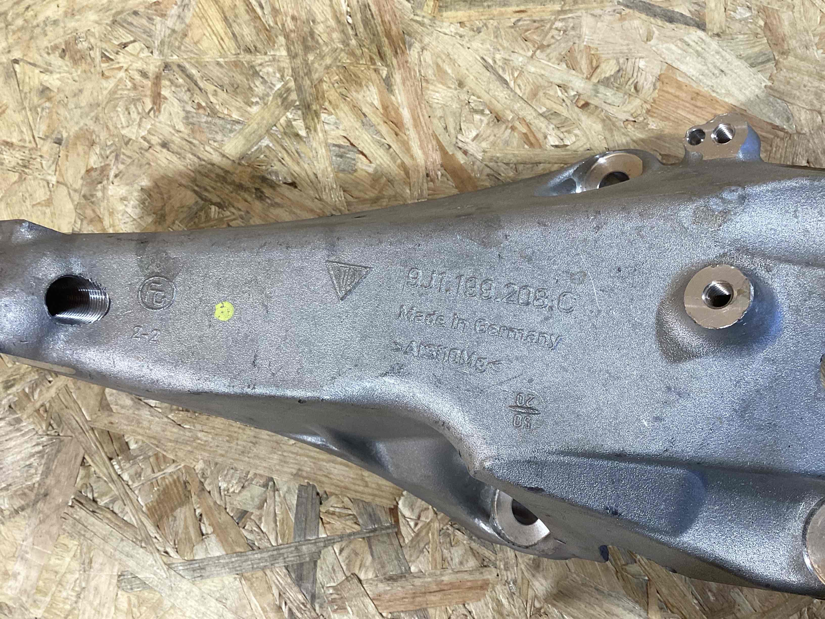 Крепление, кронштейн Porsche Taycan 250526-117